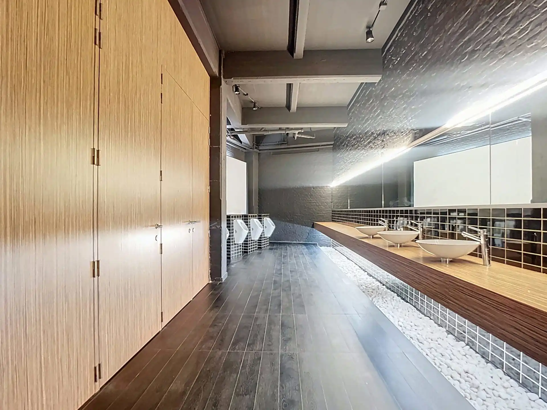 Kantoorruimte 686m² te huur in voormalige  Minerva Motors'-fabriek.  foto 8