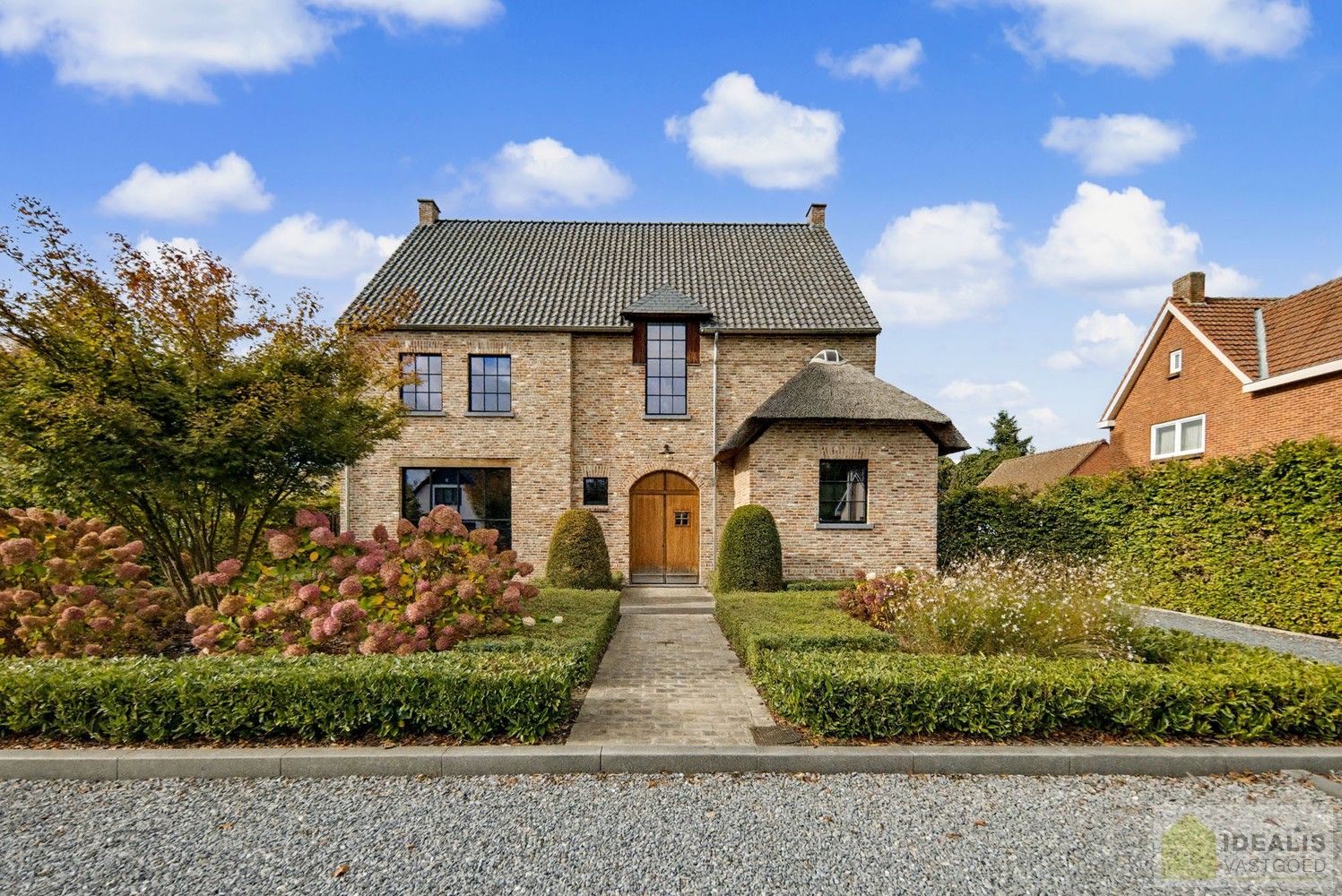 IDEALIS VASTGOED - BIJZONDERE EN HOOGWAARDIG AFGEWERKTE VILLA OP GEGEERDE LOCATIE foto 2