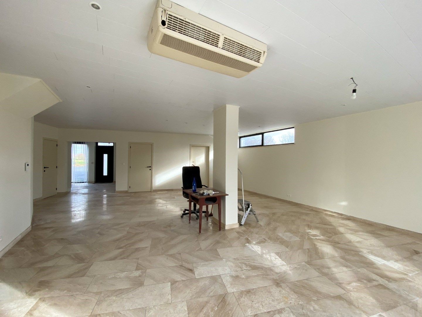 Ruim gelijkvloersappartement met 2 slaapkamers en garage. foto 2