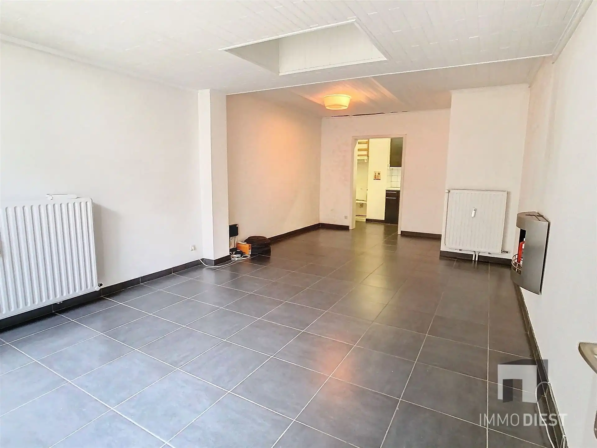 Handelsgelijkvloers met achterliggend appartement foto 16