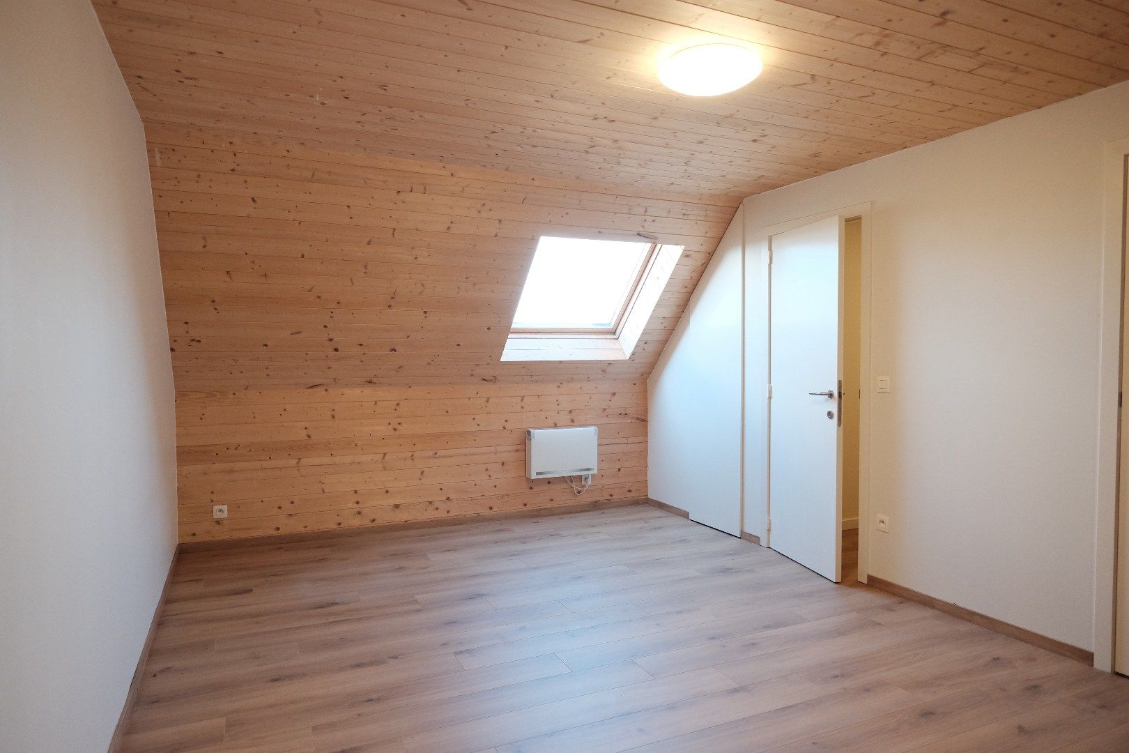 Vernieuwde rijwoning met tuin en grote garage foto 15