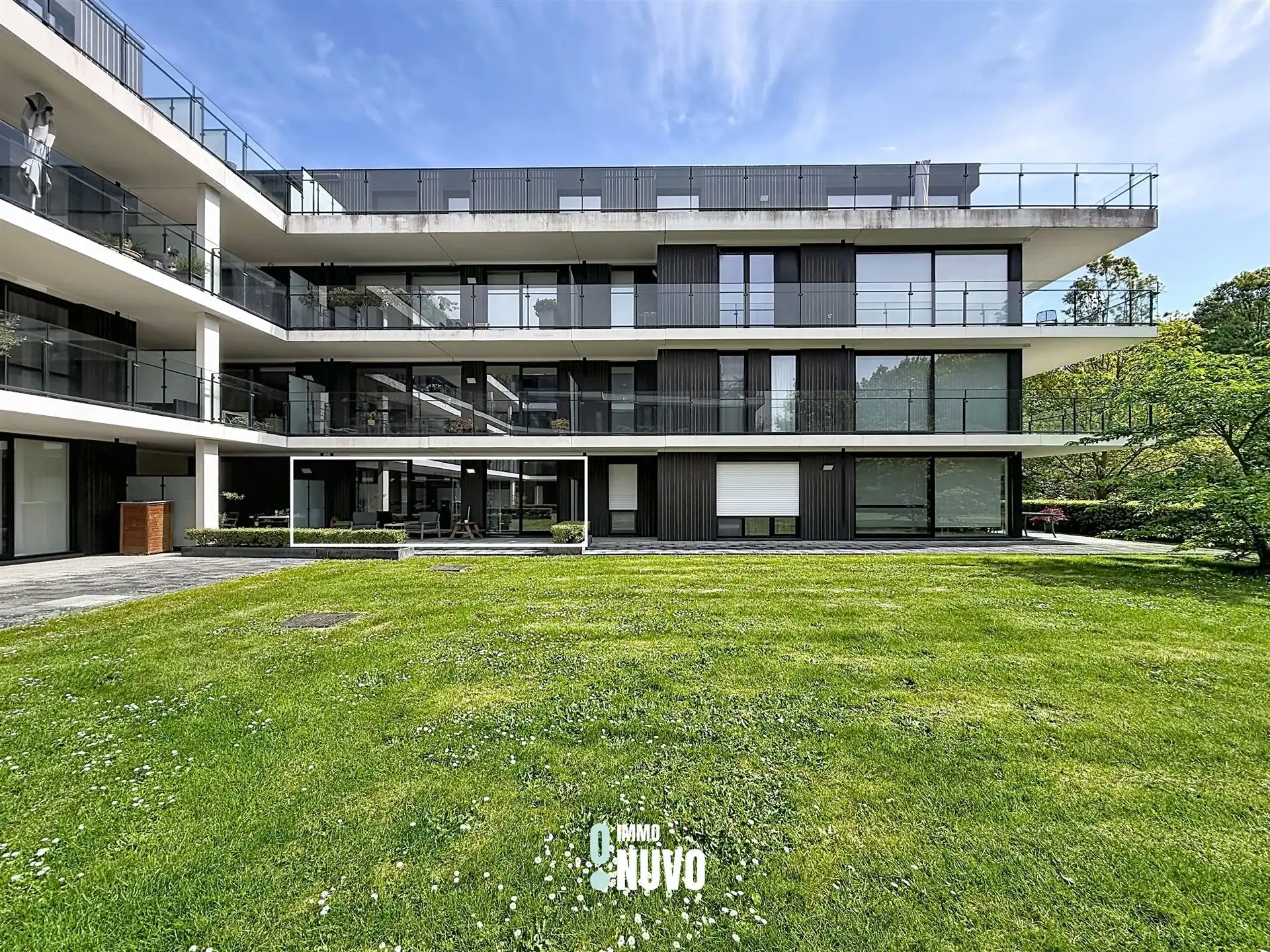 Prachtig gelijkvloers appartement op exclusieve ligging! foto {{pictureIndex}}
