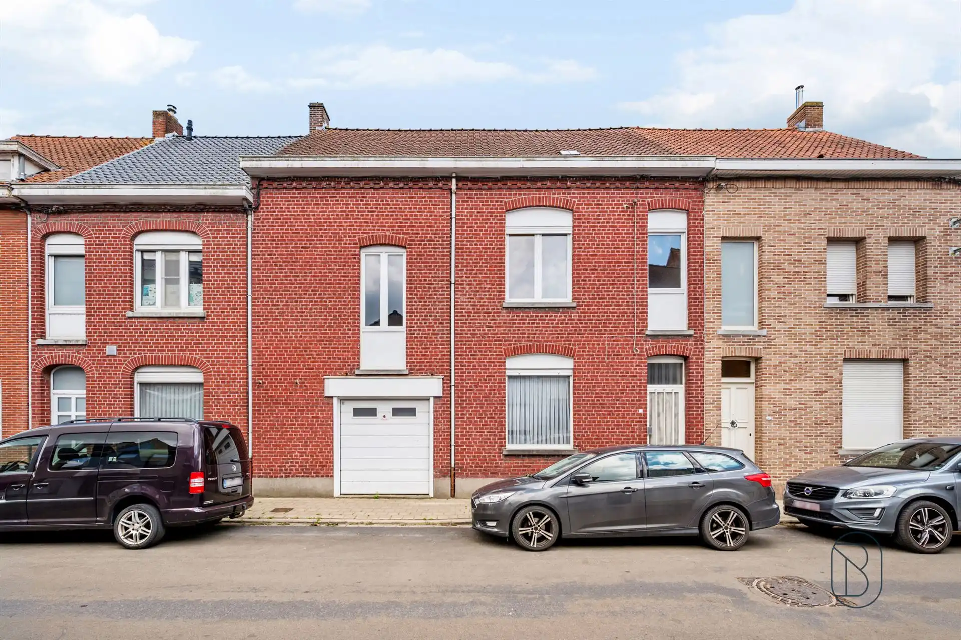 Gezinswoning met 6 slpk, ruime tuin en atelier in Wevelgem foto {{pictureIndex}}
