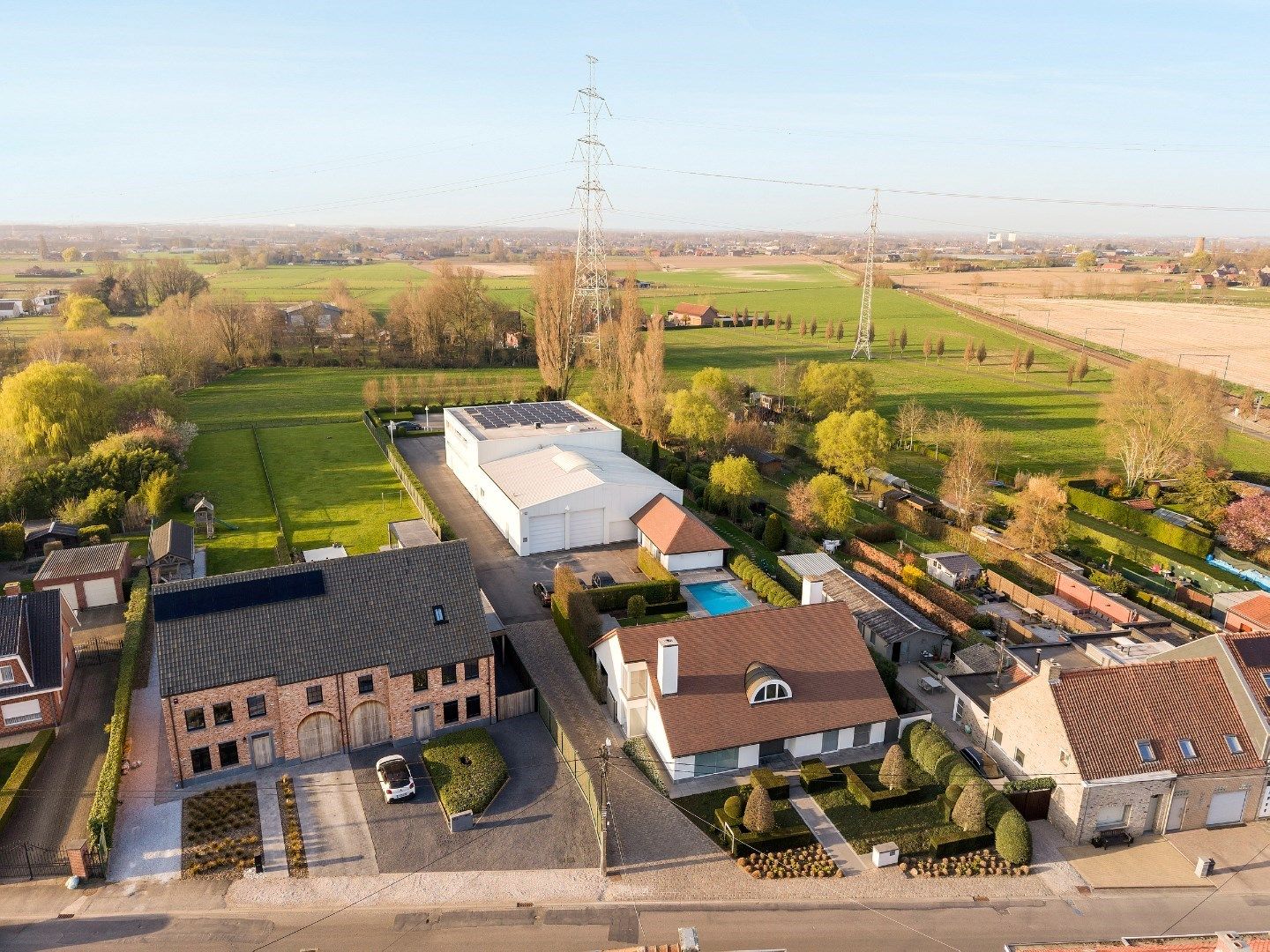 Hoogwaardige villa met bedrijfsgebouw op 3704 m². foto 32