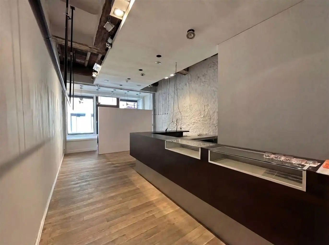 Stijlvolle handelsruimte met bovenliggende woonst, stadstuin en parkeerplaats in het centrum van Maaseik. foto 3