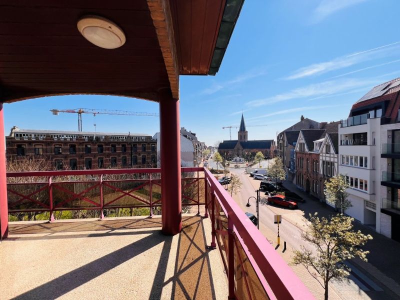 Ruim woonappartement met 3 slaapkamers en carport foto 2