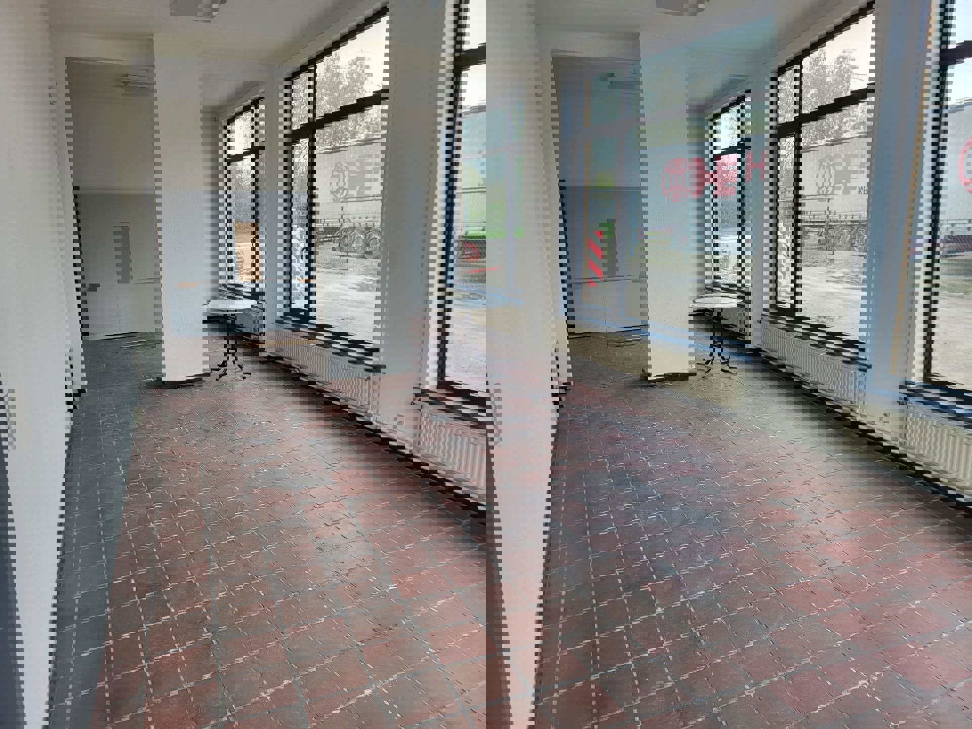 GENK TE HUUR: Grote bedrijfshal-Kantoor-Conciërgewoning foto 21