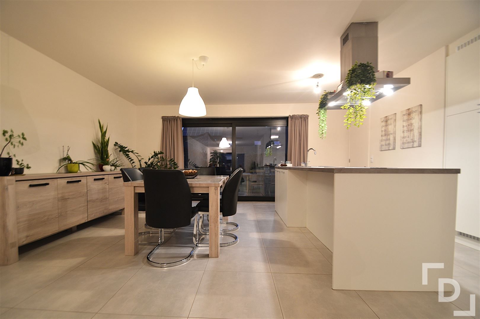 Centrum Poperinge, gezinswoning met tuin te huur. foto 3