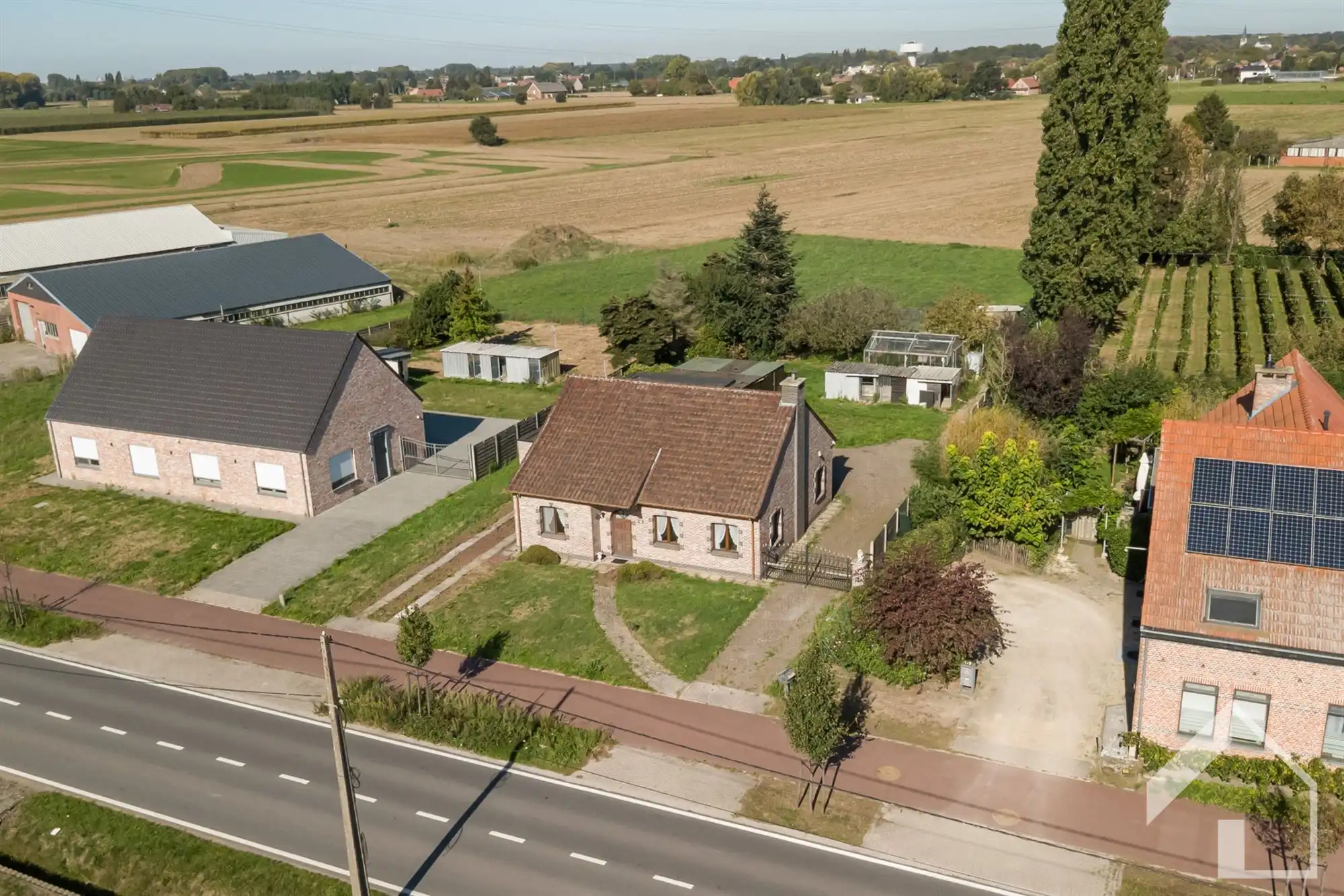 Te renoveren landhuis + achterliggend weiland foto 18