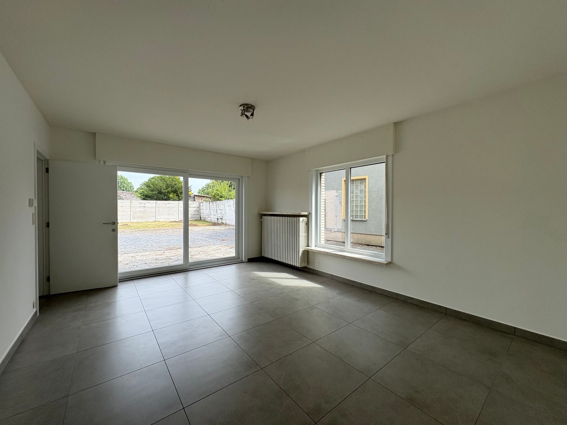 Ruime gerenoveerde woning met 5 slpks in centrum Ouwegem foto 5
