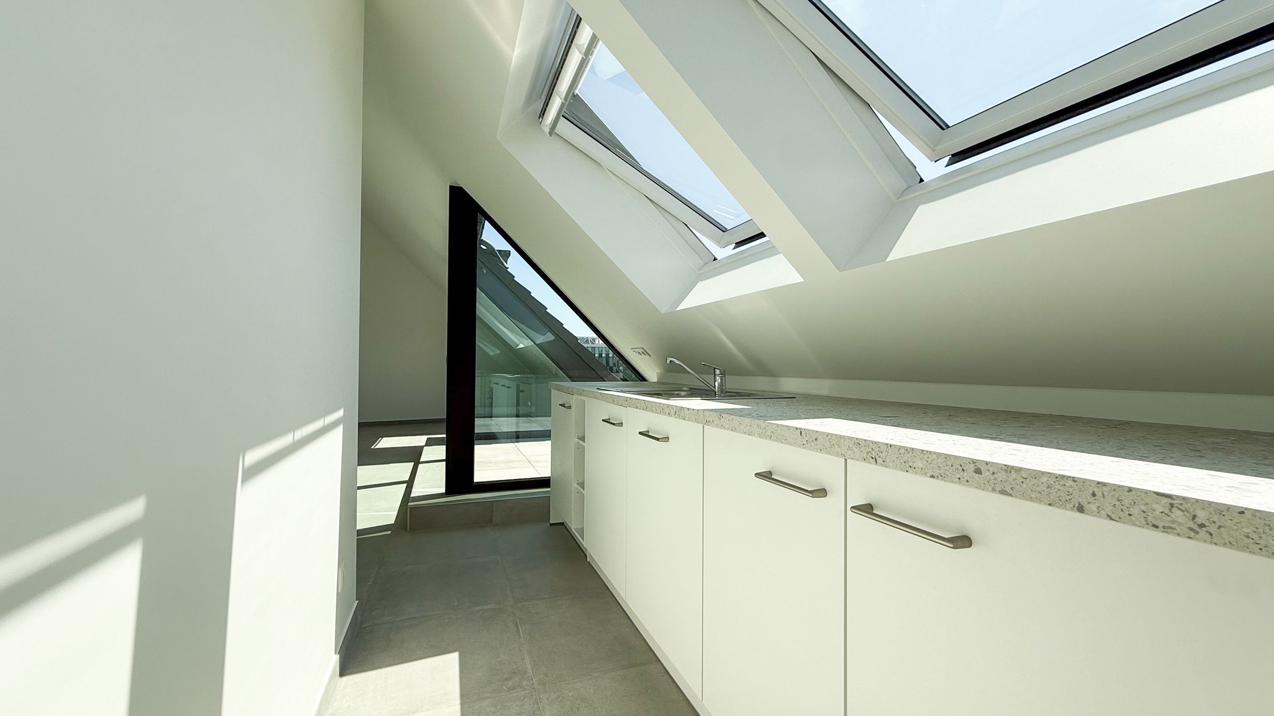 Modern nieuwbouw penthouse met zonneterras en garage! foto 10