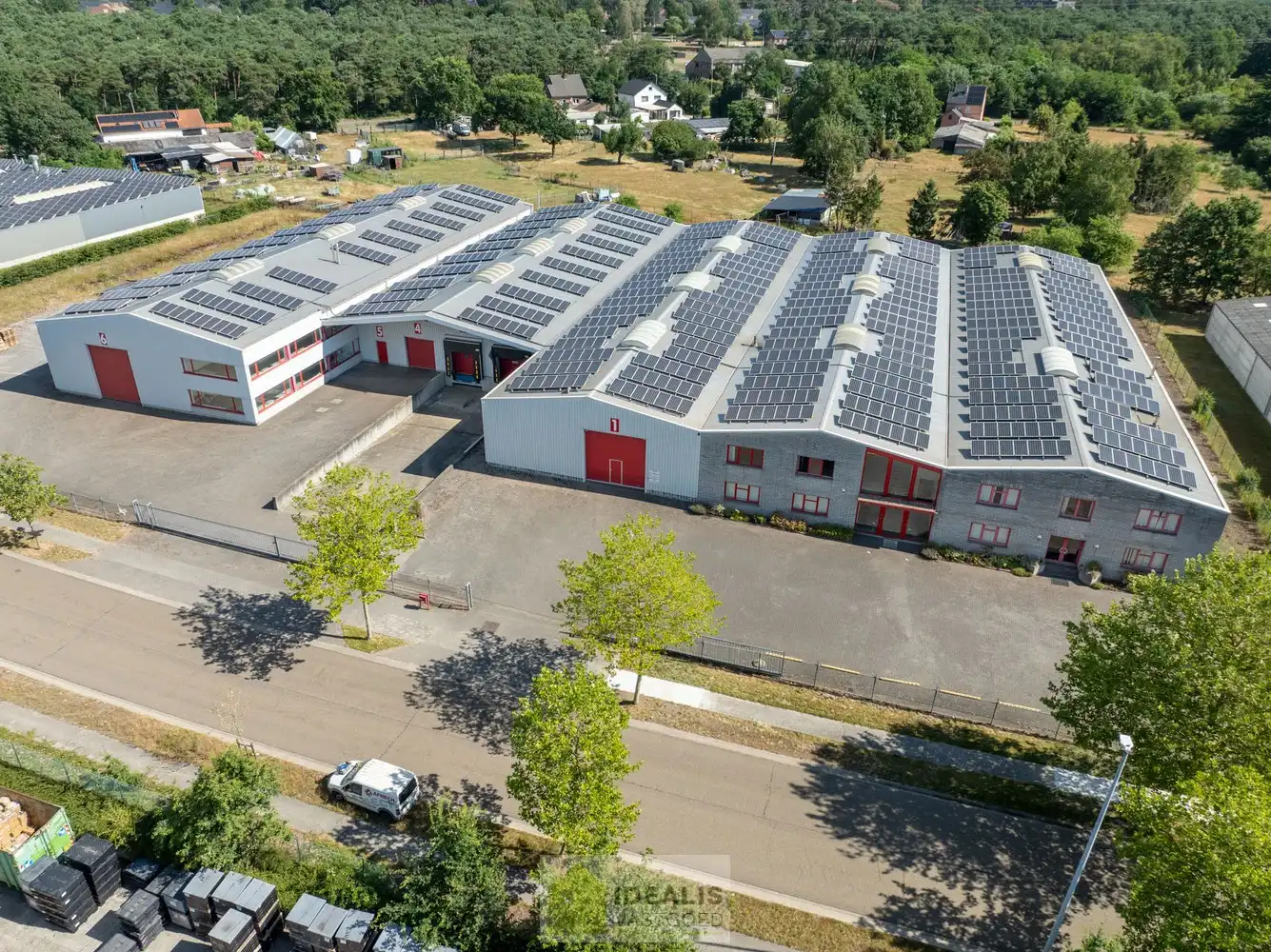IDEALIS VASTGOED – Industrieel bedrijfsgebouw van maar liefst +-5000m² bruikbare oppervlakte, bestaande uit bedrijfshallen, kantoor- en vergaderruimtes en een appartement met een centrale ligging op industrieterrein Genk Zuid op een perceel van 10.326m² (1,03 hectare). foto 3