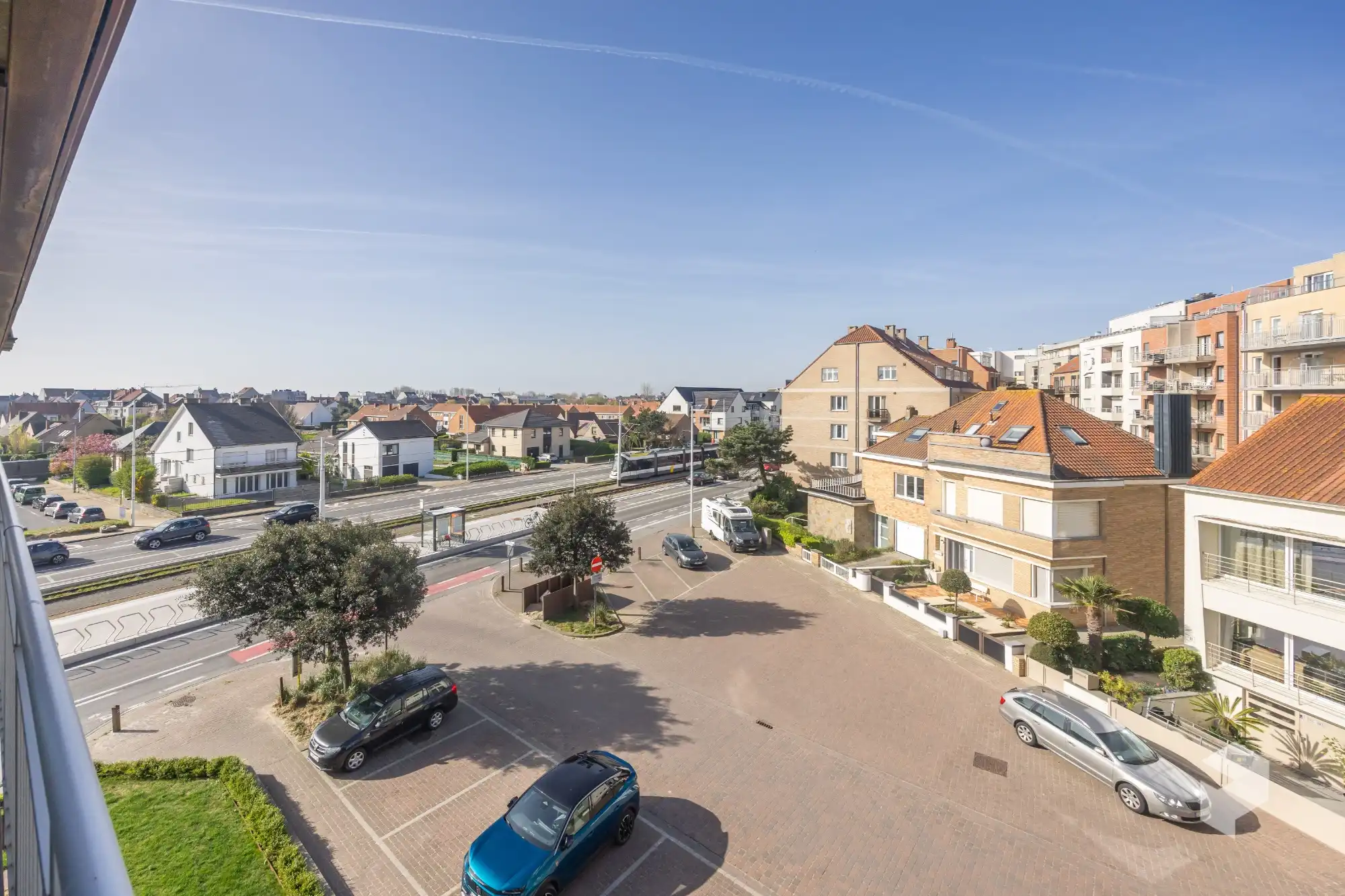 Goed gelegen ruim vernieuwd 2 slaapkamer appartement met terras en grote berging. foto 4