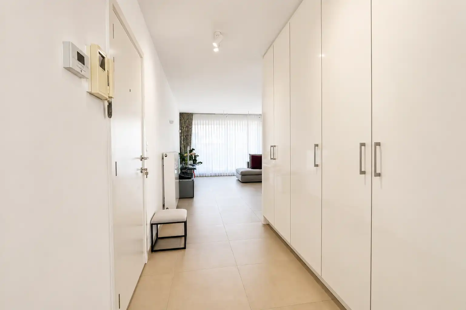 Instapklaar 2-slaapkamerappartement (112 m²) met 2 grote terrassen (11 m²), vlakbij station, winkelstraten en Zeedijk. foto 2