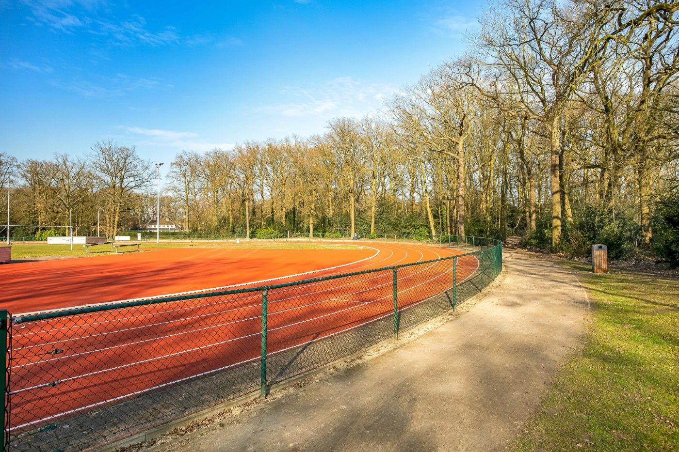 Centraal gelegen, op te frissen woning met 2 à 3 slpk., inpandige garage en tuin foto 25