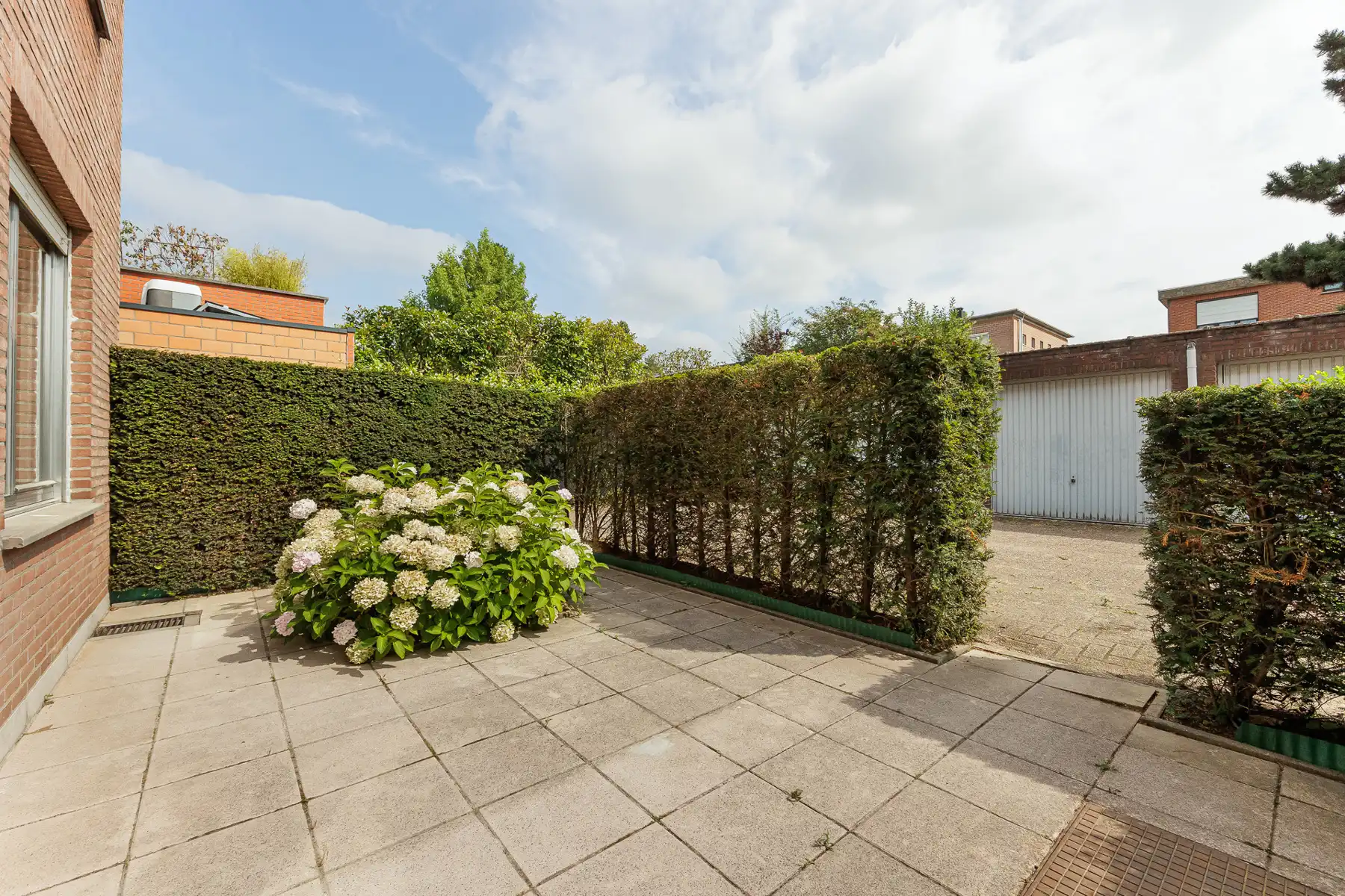 INSTAPKLAAR GELIJKVLOERS 2 SLAAPKAMER APPARTMENT + GARAGE foto 11