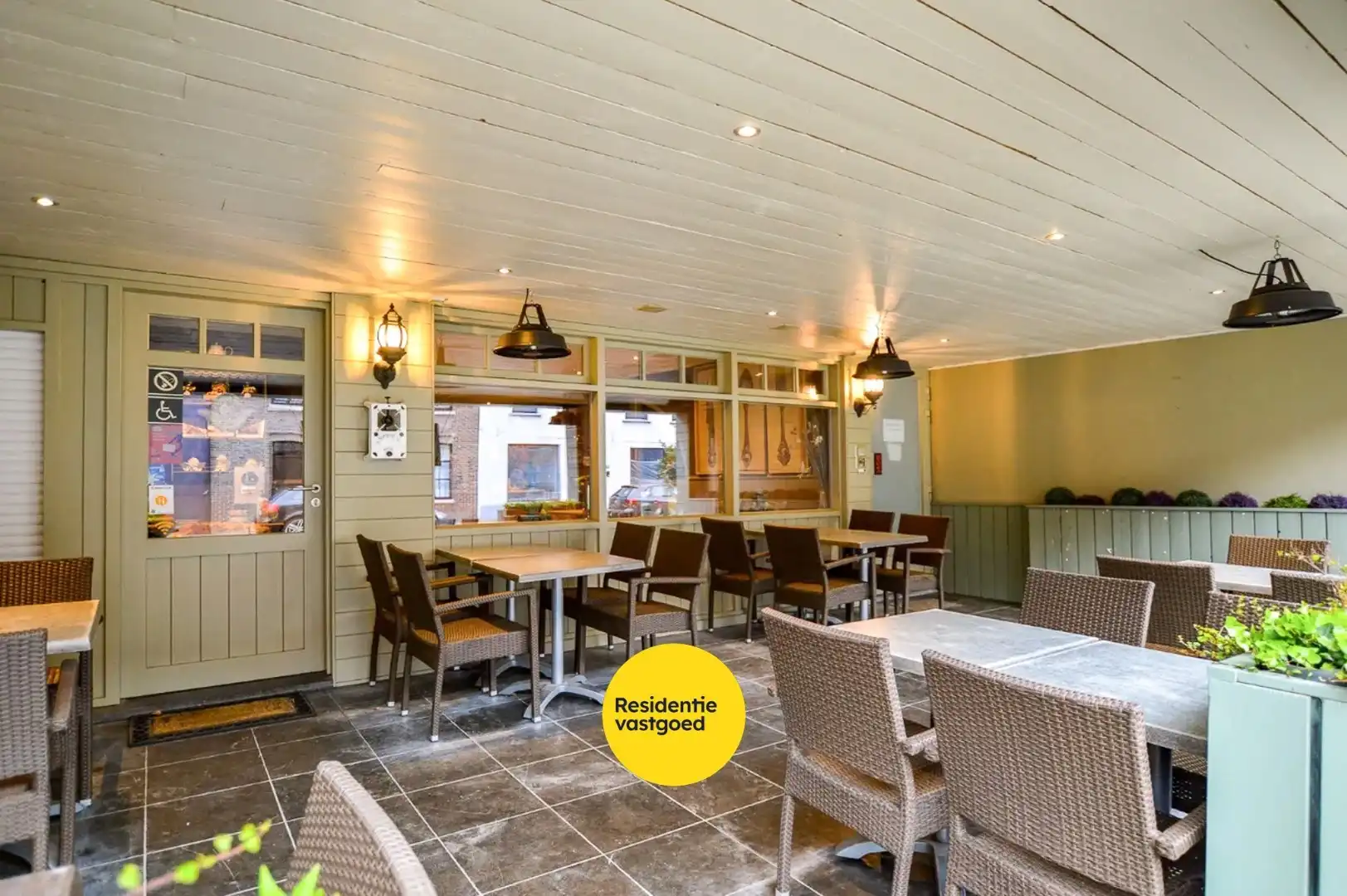 Handelswoning op topligging te Aartrijke foto {{pictureIndex}}