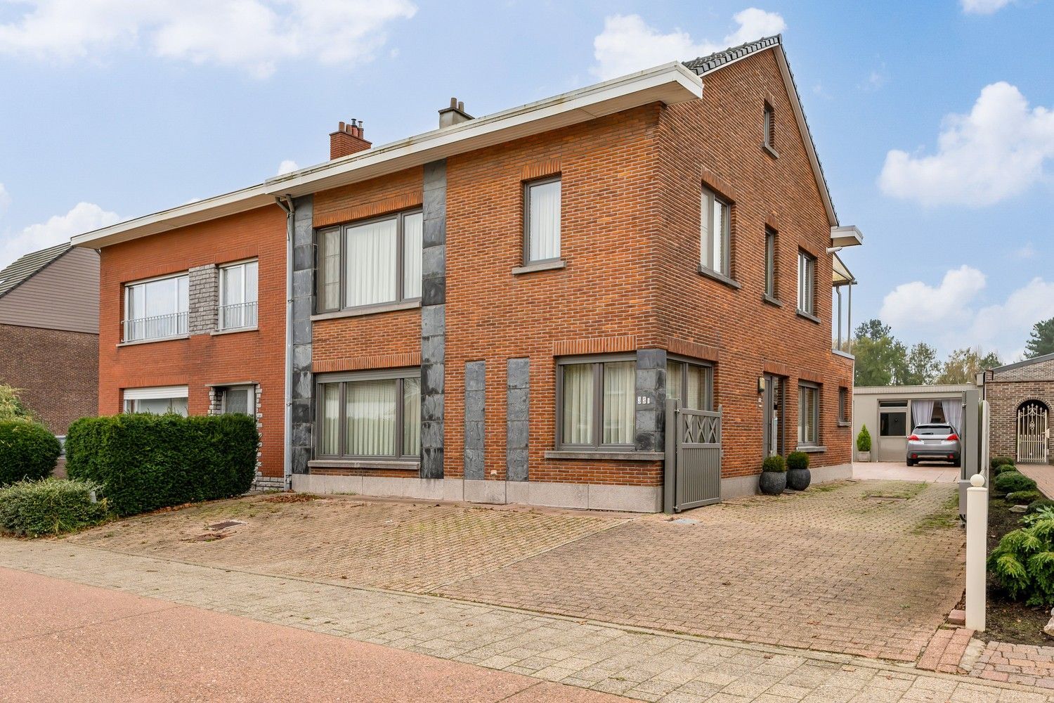 Hoofdfoto van de publicatie: INSTAPKLARE, GOED ONDERHOUDEN RUIME WONING + MAGAZIJN/GARAGE 100 M²