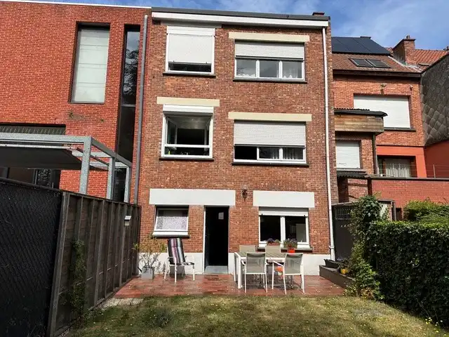 Groot woonhuis op 3 verdiepingen, bestaande uit 2 appartementen , met garage en grote tuin .  foto 10