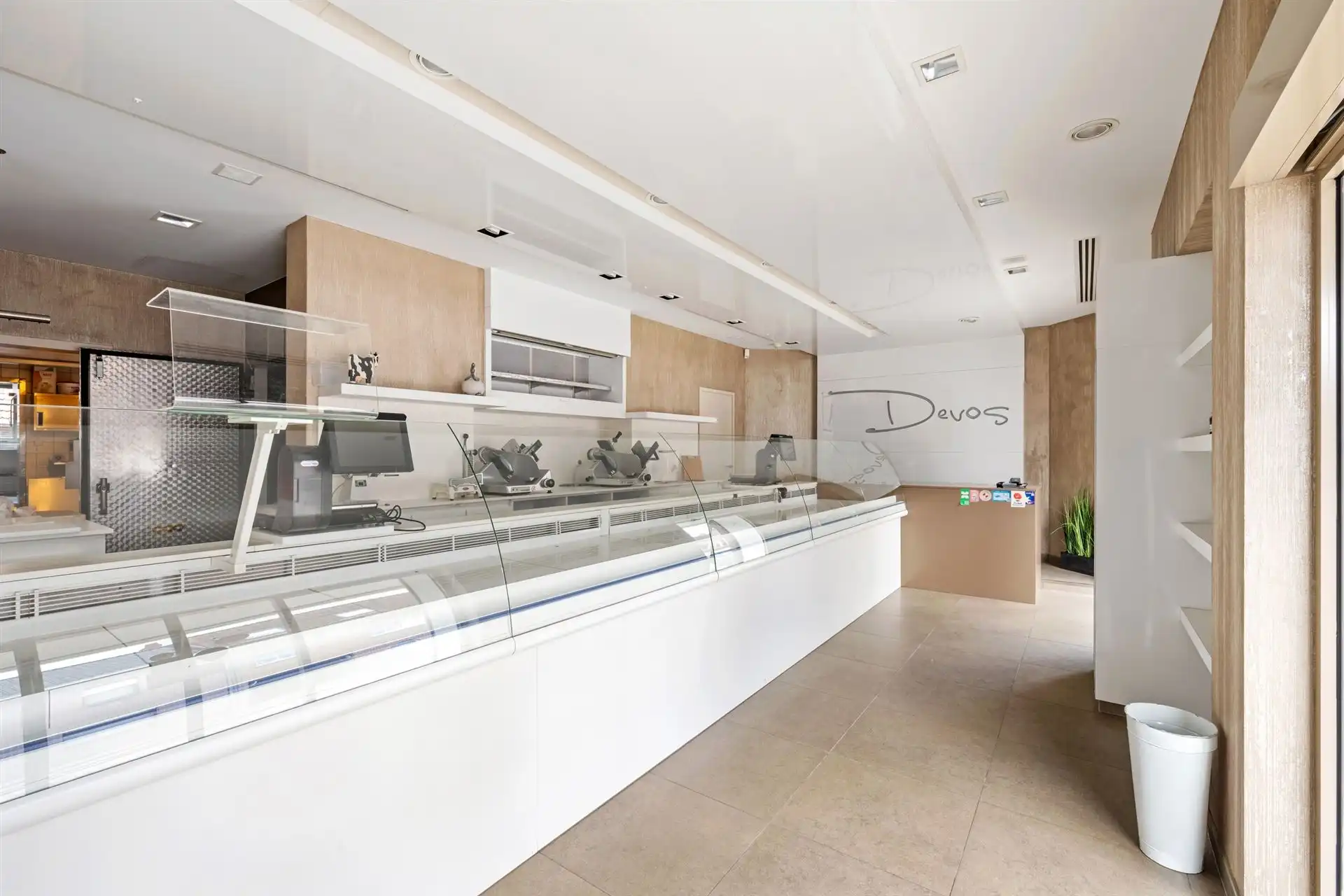 Unieke combinatie van wonen en werken in Sint-Eloois-Vijve! foto 6
