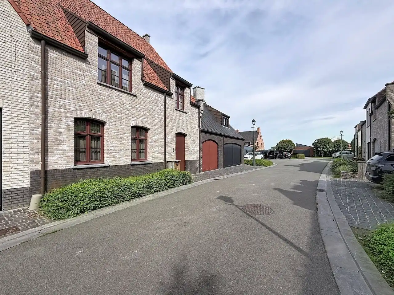 Ruime halfopen, quasi nieuwbouw woning op rustige ligging in het pittoreske Ramskapelle foto 2