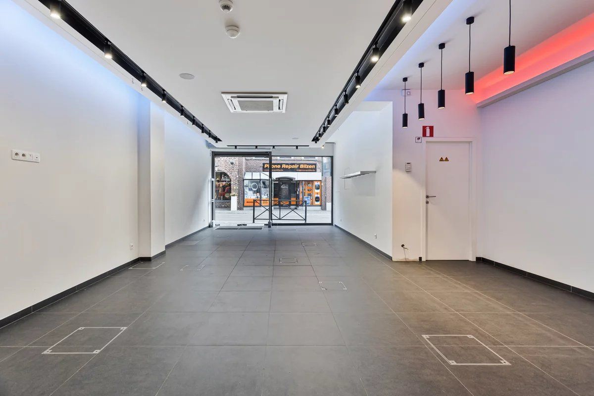 WINKELRUIMTE/KANTOORRUIMTE (MET OPTIE WOONST) VAN 223M2 IN CENTRUM BILZEN foto {{pictureIndex}}