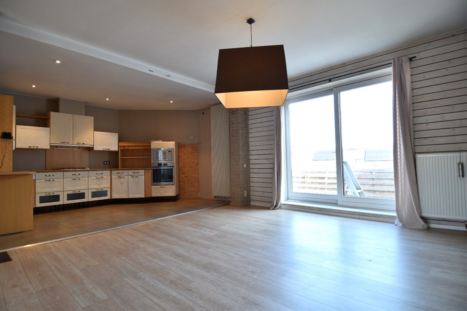 Unieke loft met 2 slaapkamers, ruim terras en ruime garage/magazijn te koop in Heule foto 4