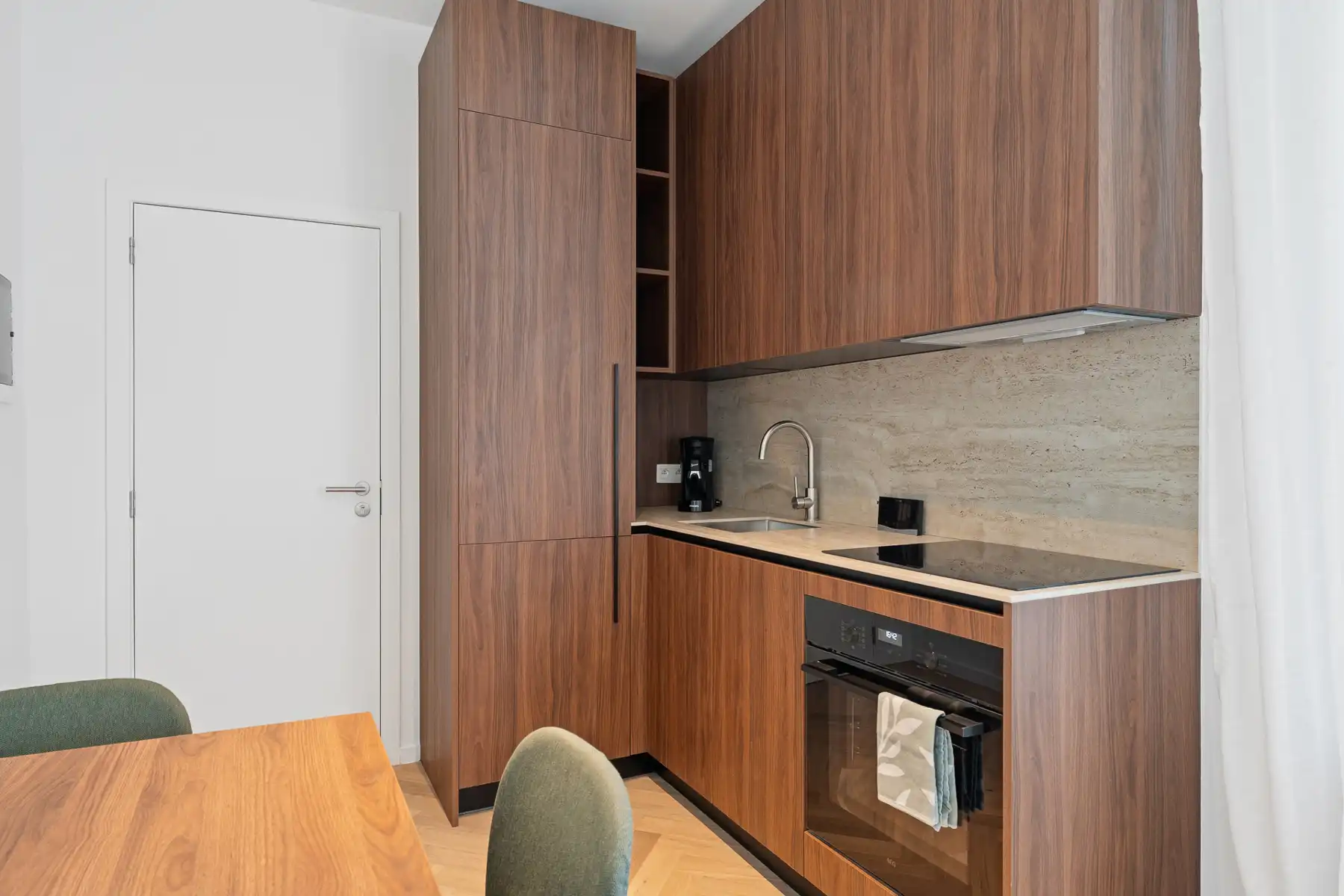 Gemeubelde studio te huur foto 2
