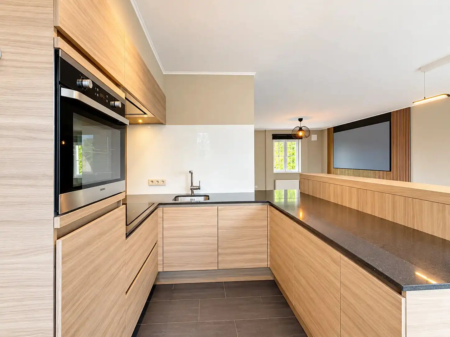 Zeer ruim duplex appartement met mogelijk 4 slaapkamers, ruim terras en garage vlakbij het centrum. foto 12