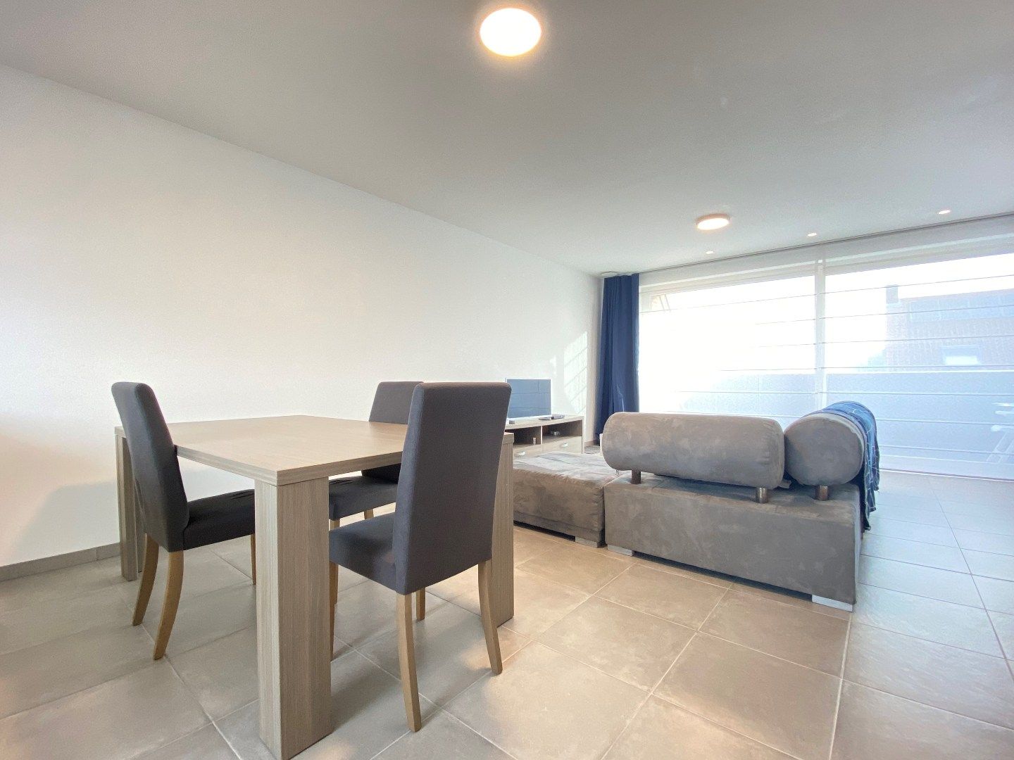 VOLLEDIG INSTAPKLAAR APPARTEMENT MET 2 SLAAPKAMERS EN TERRAS NABIJ CENTRUM TIELT foto 2