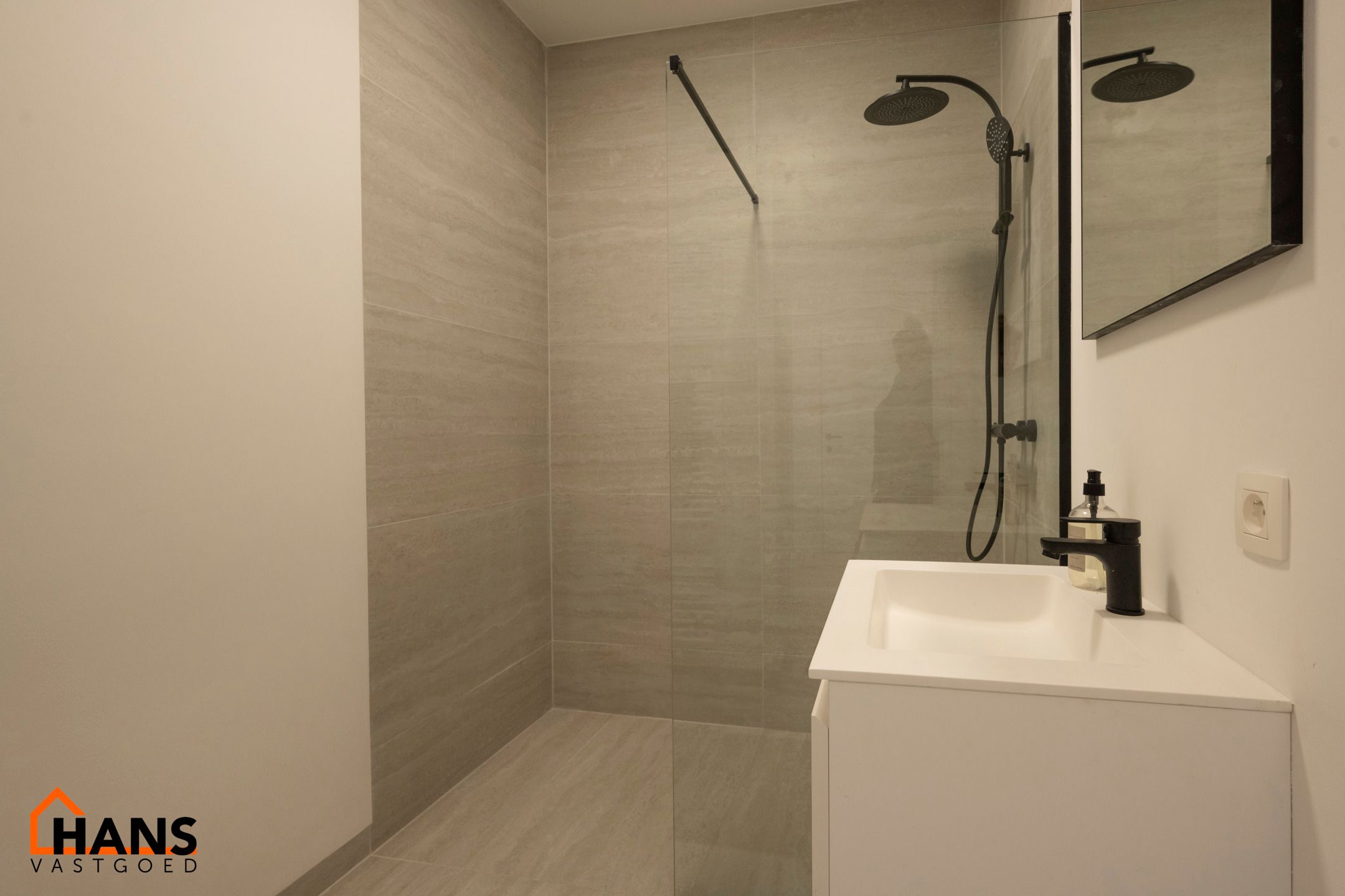 Gerenoveerd gelijkvloers appartement. foto 9
