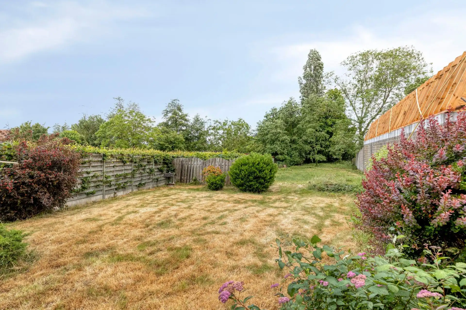 Halfopen bebouwing met grote tuin. foto 14