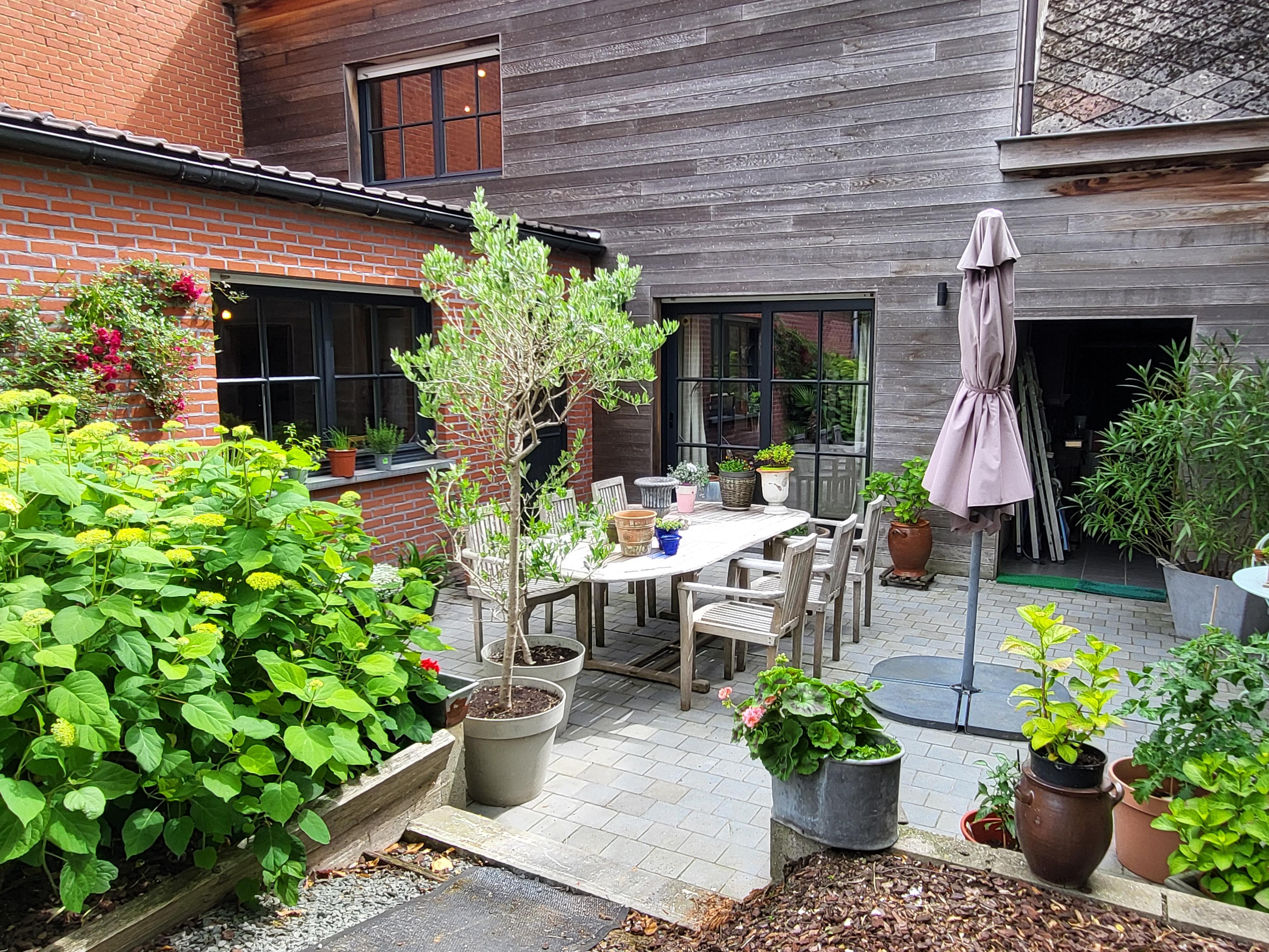 Charmante gerenoveerde woning in 2008 op 439m² met mooie aangelegde tuin en garage.  foto 5