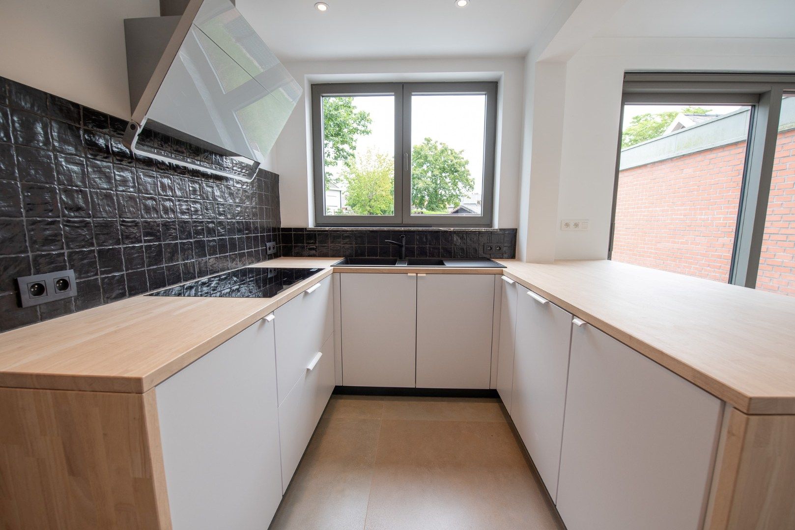Knap gerenoveerde halfopen bebouwing met 3 slpks, garage & carport! foto 5