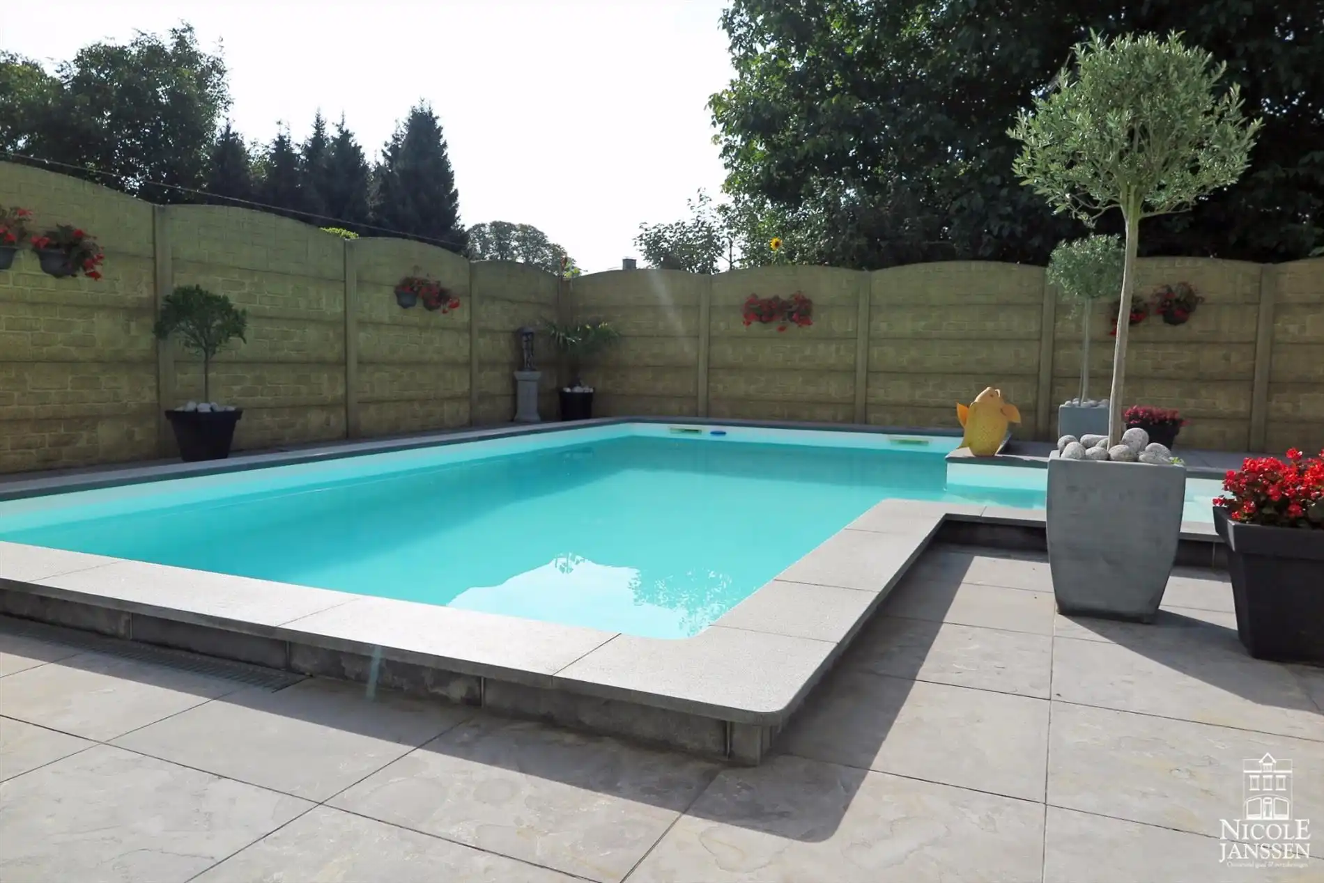 Praktisch split-level huis met mooi aangelegde tuin, zwembad en inpandige garage foto 24