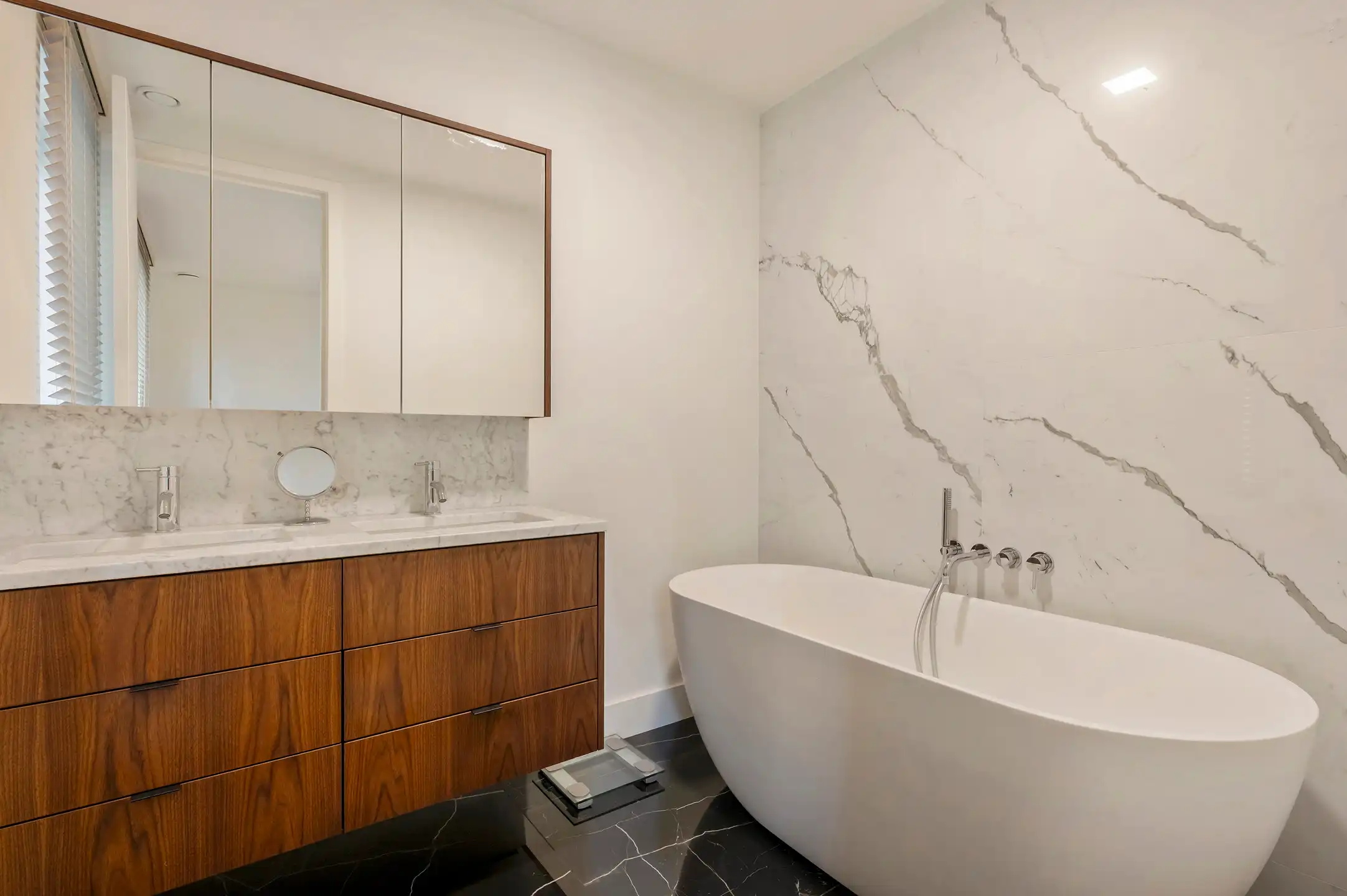 Ruim luxueus afgewerkte gelijkvloers appartement (2019) met tuin en garagebox!  foto 12