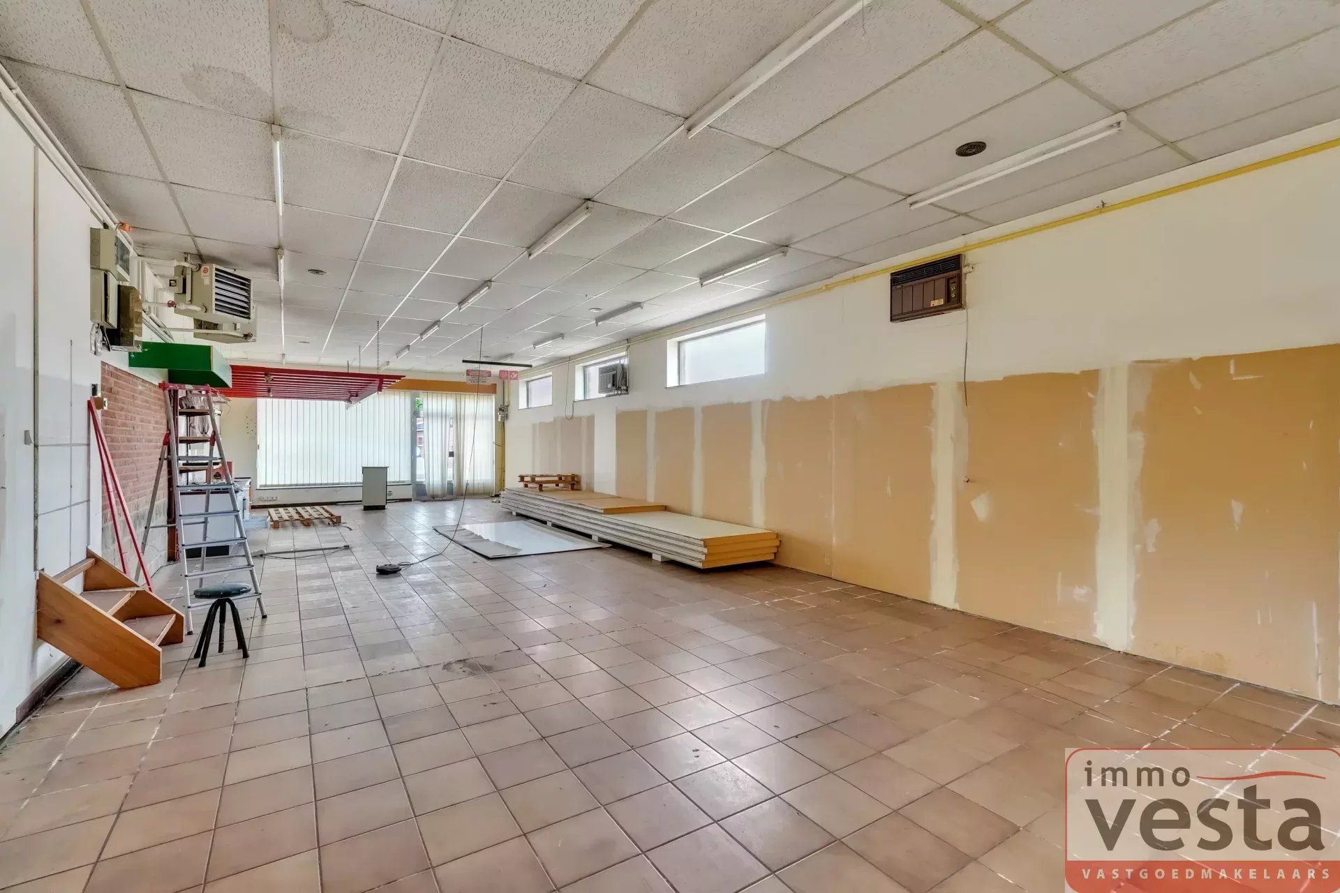 Ruime, op te knappen villa met handelsruimte foto 34