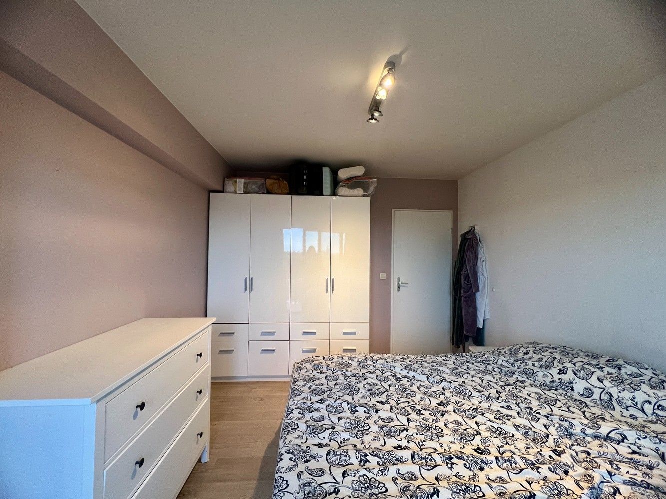 Volledig gerenoveerd tweeslaapkamer appartement te huur foto 14