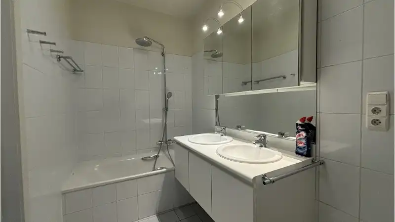 Comfortabel en lichtrijk 2-slaapkamerappartement met TERRAS te huur in Brugge foto 4