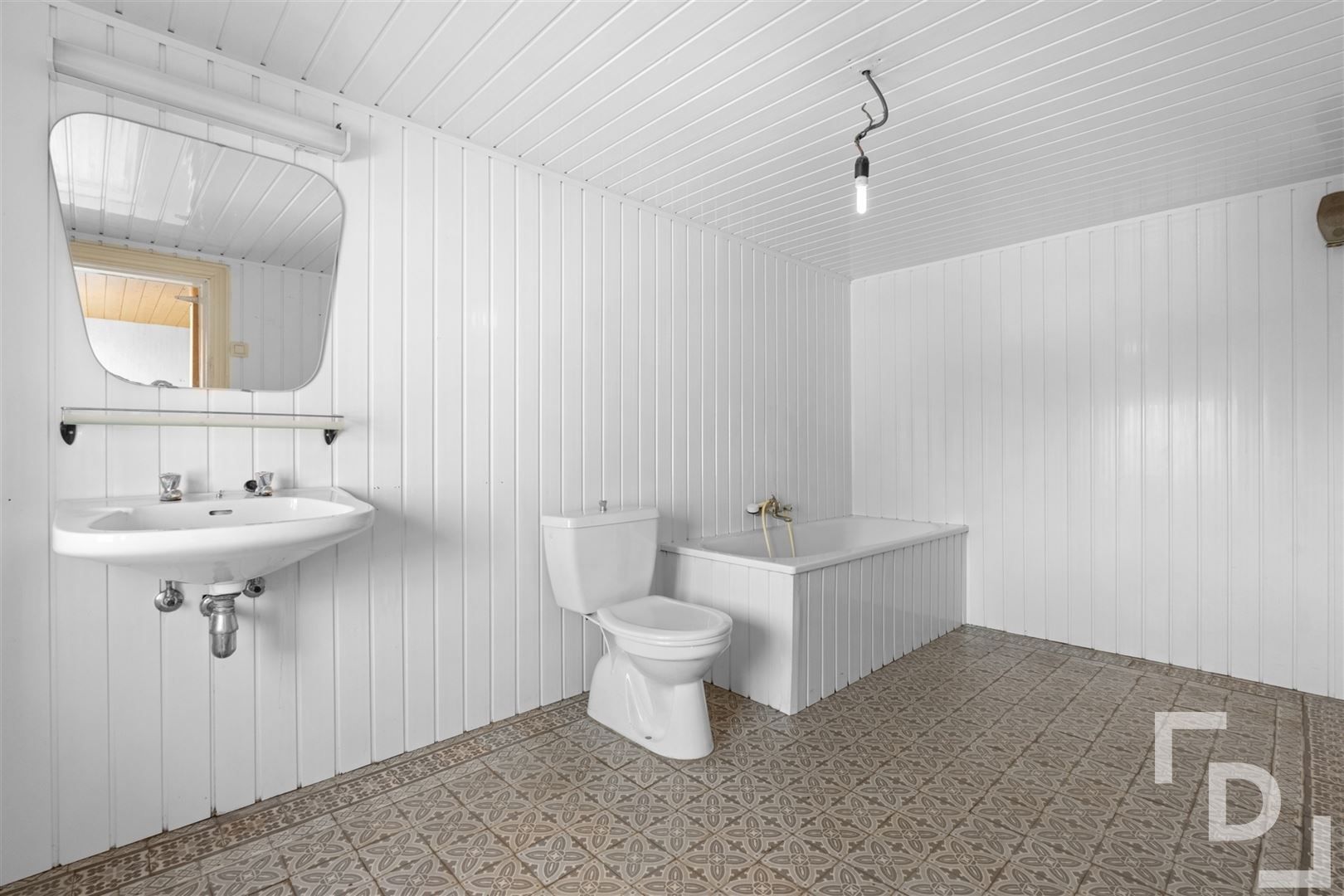 Te renoveren woning met ruime tuin en inpandige garage. foto 10
