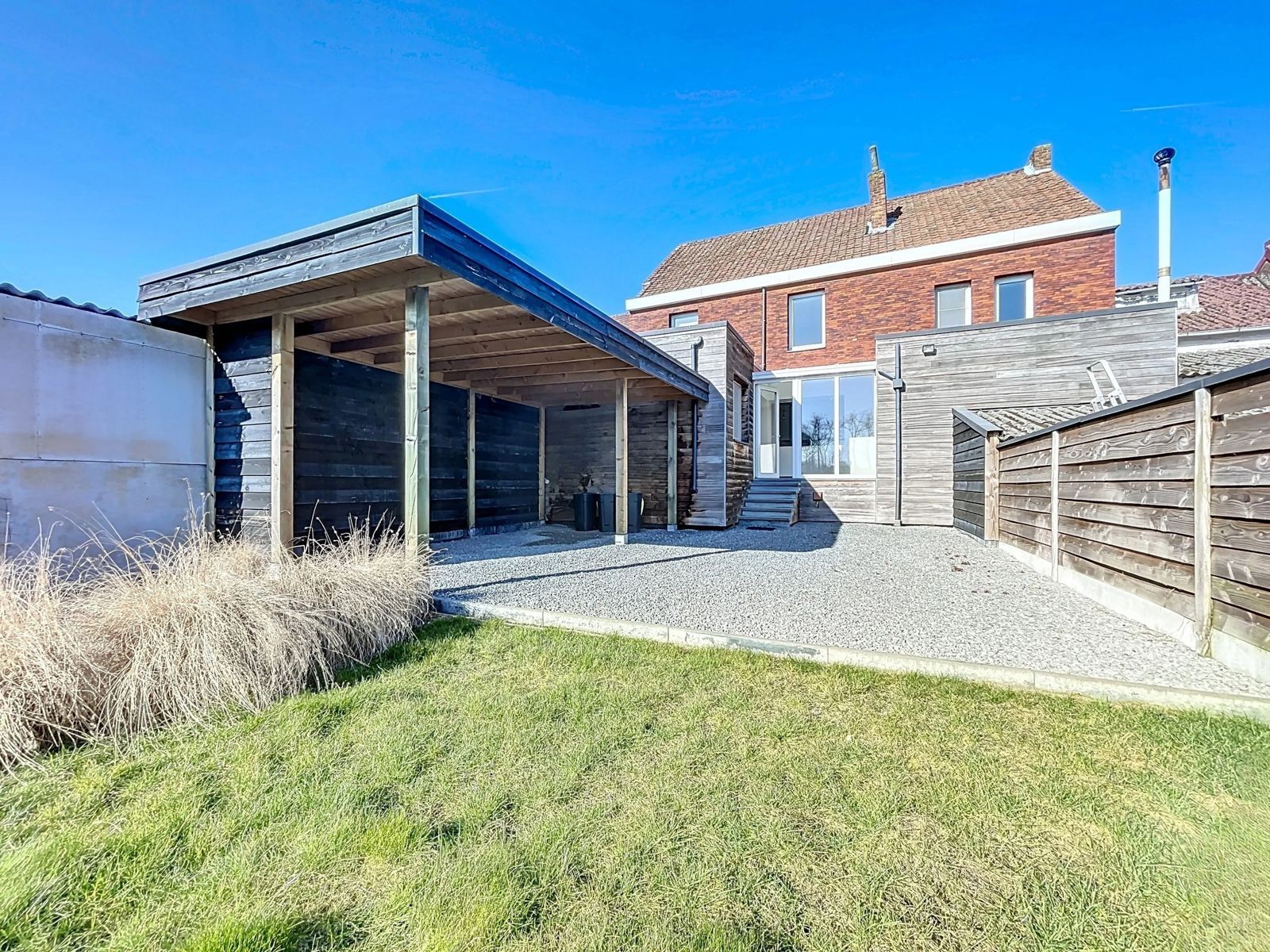 Ruim, gerenoveerd en zuinig huis met praktijk/handelsruimte foto {{pictureIndex}}