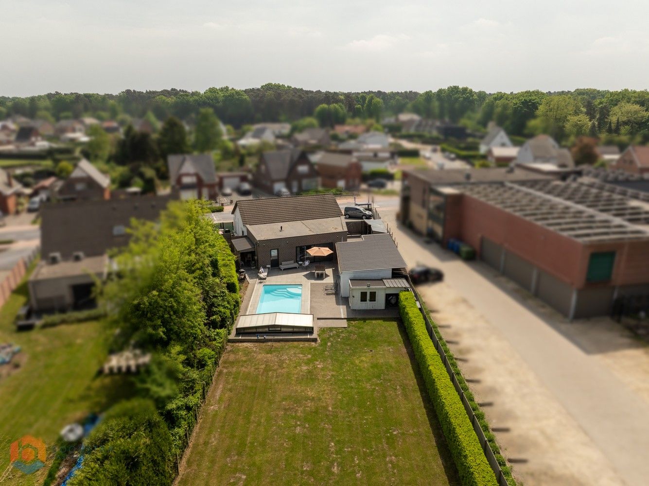 Gelijkvloerse woning met 3 slpkrs, ruime tuin en zwembad foto 13