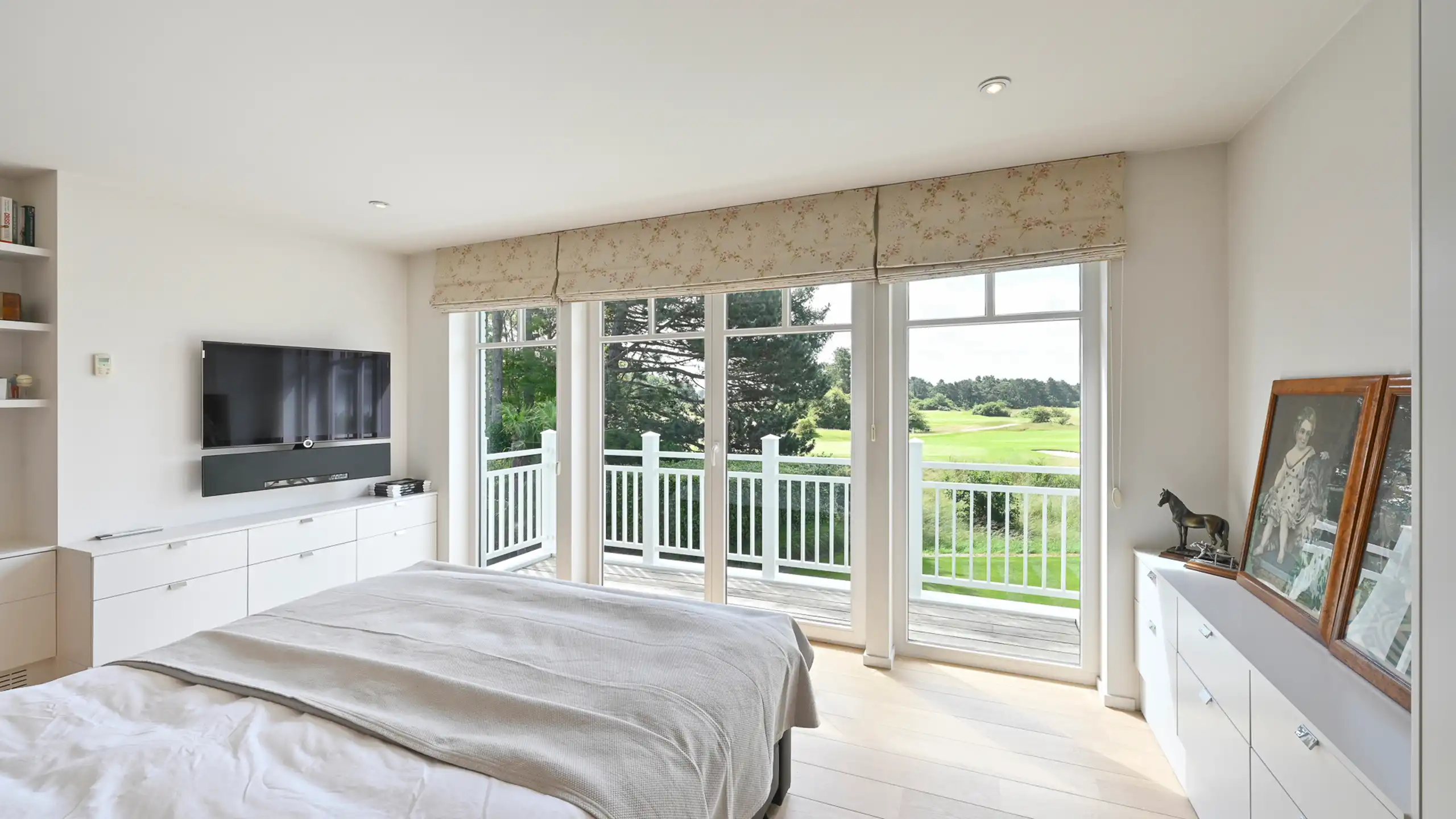 VILLA met panoramisch zicht en unieke ligging aan de golf... foto 16