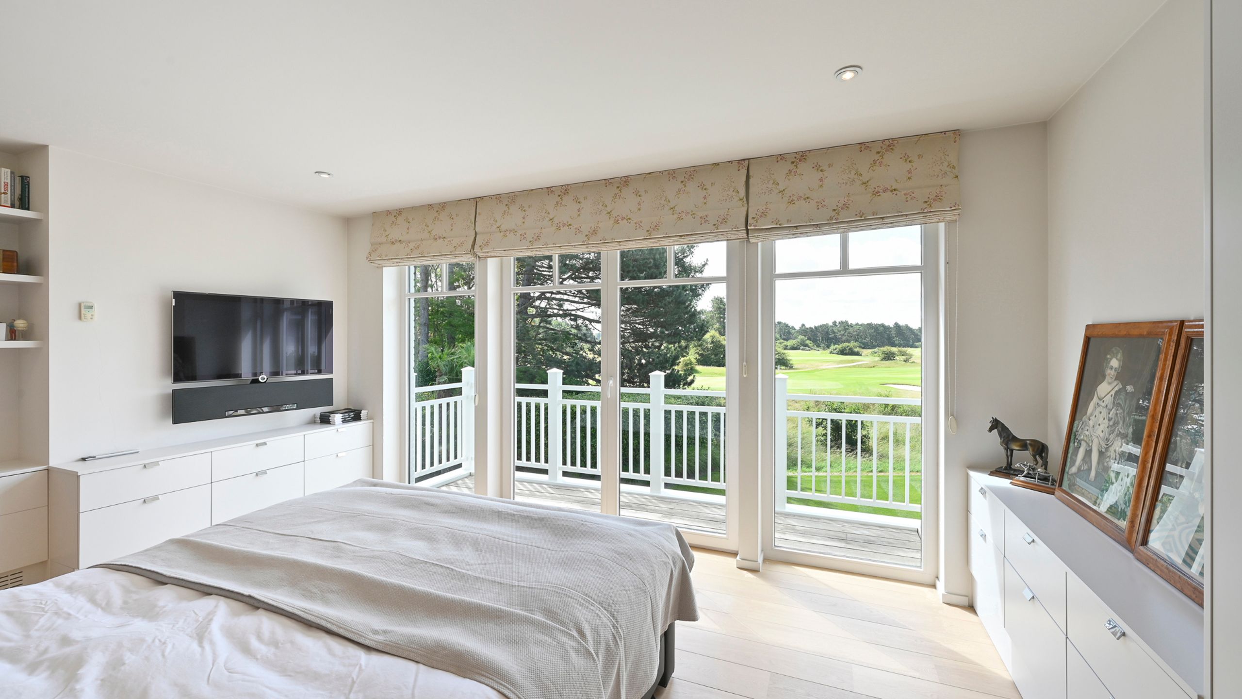 VILLA met panoramisch zicht en unieke ligging aan de golf... foto 16