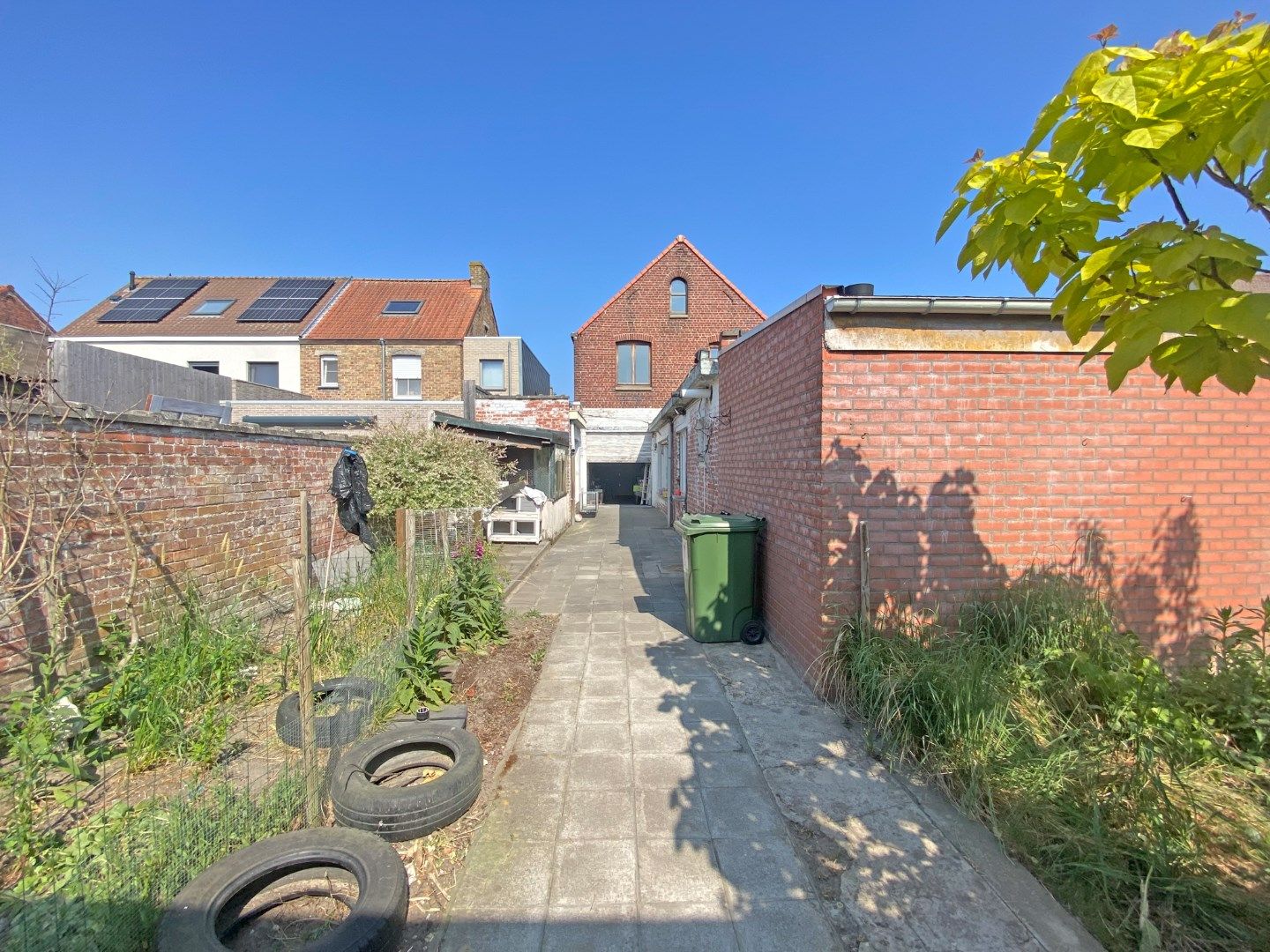 Op te frissen rijwoning op 360m² met 4 slaapkamers + garage & achterliggende loods / werkplaats te Adinkerke (De Panne).  foto 24