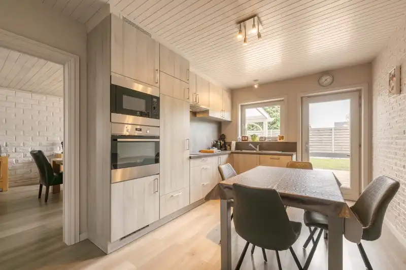 Prachtige alleenstaande instapklare woning met 5 slaapkamers inpandige garage, mooi terras en tuin TE KOOP in hartje Sint-Baafs-Vijve foto 10
