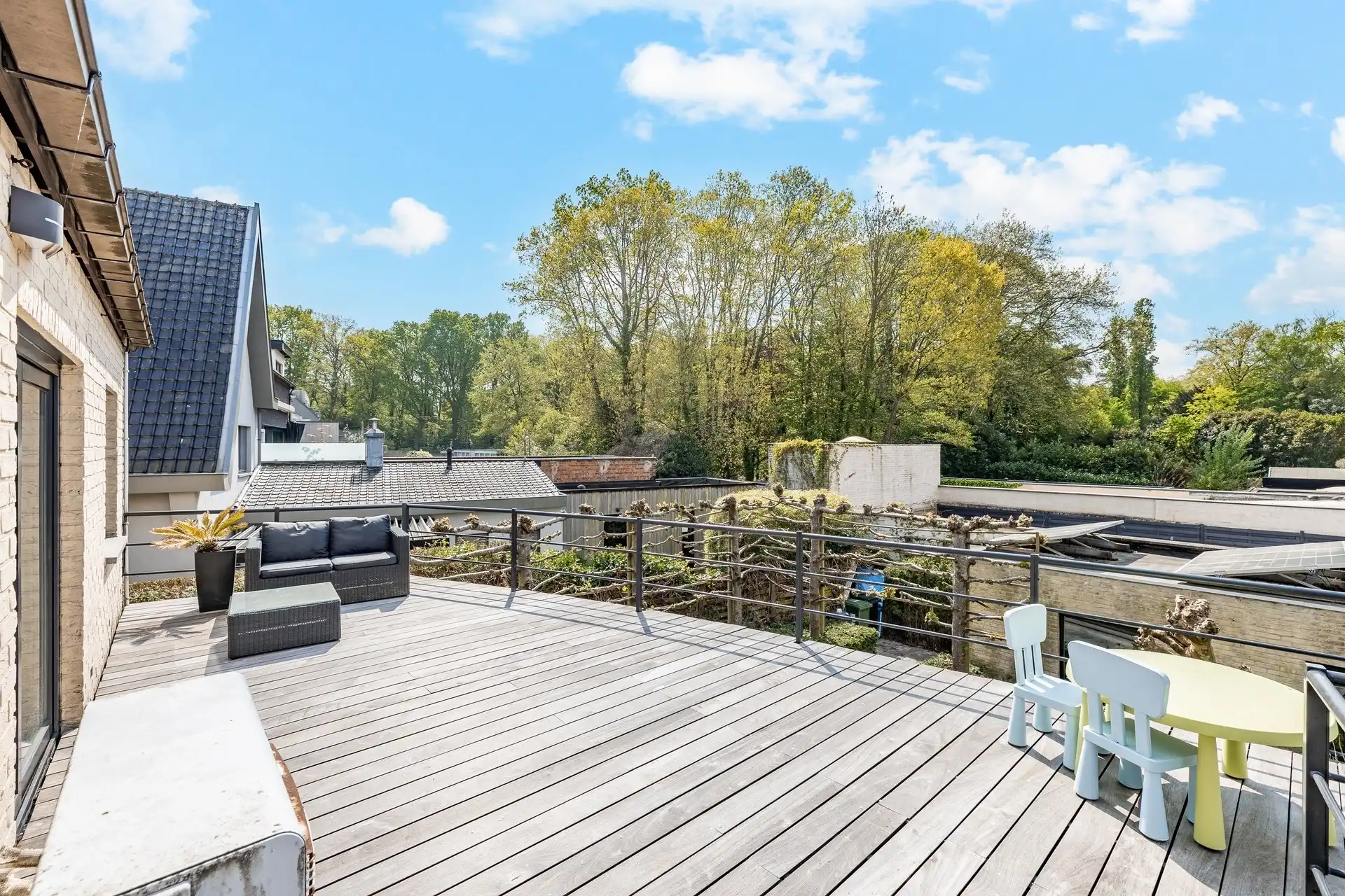 Instapklare en ruime gezinswoning met 5 slaapkamers, zonnige tuin en extra praktijk-/kantoorruimte op topligging te Aalst  foto 22