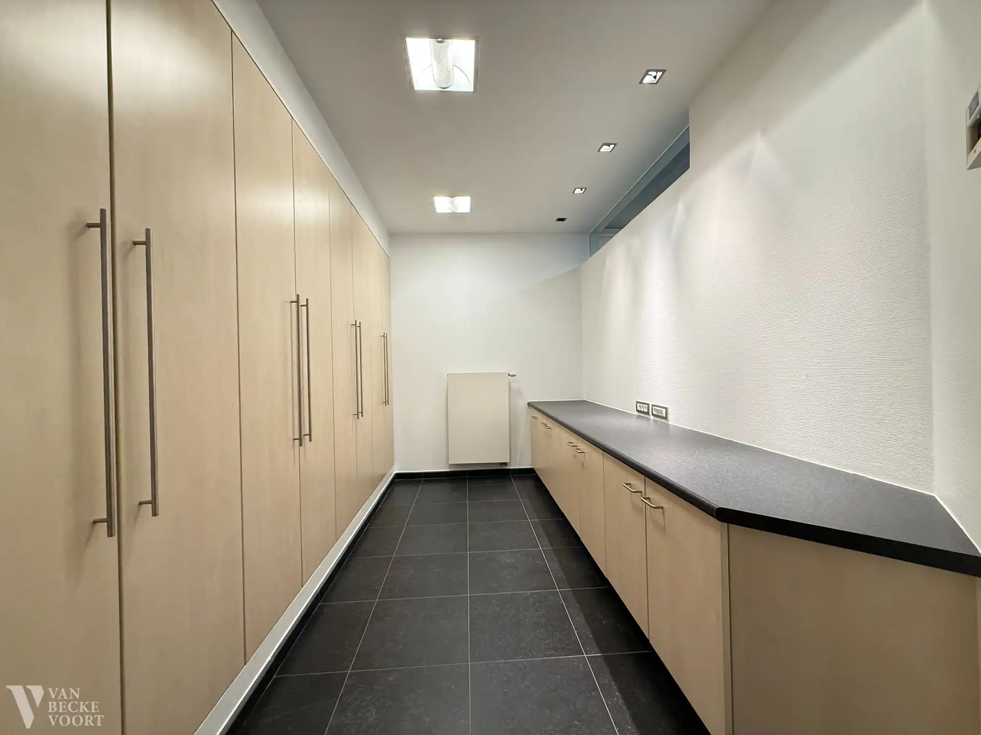 Ruim handelsgelijkvloers op hoekligging 330m² foto 9