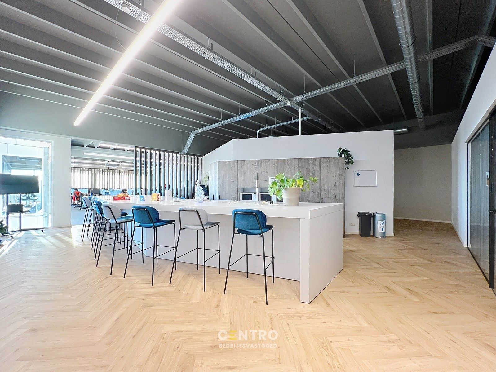 Energiezuinige, vernieuwde SERVICED kantoorruimte met mogelijkheid om een MAGAZIJN (215m²) bij te huren op Ieper Business Park! foto 18