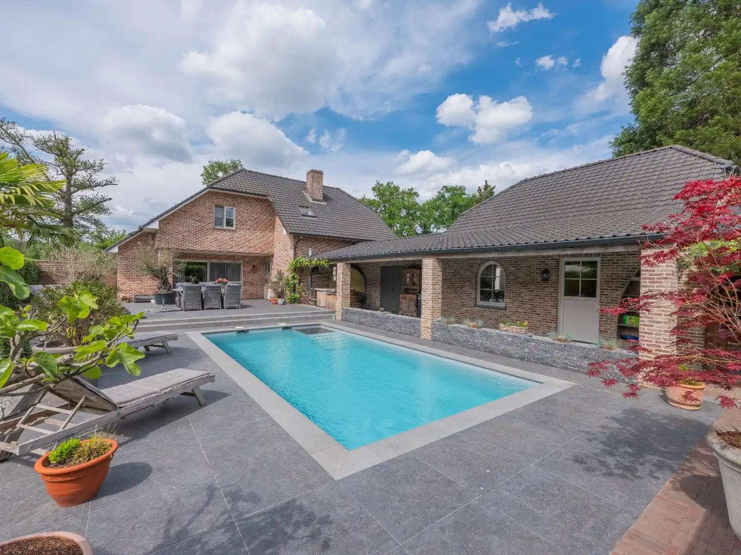 Luxueuze villa met prachtige tuin  foto {{pictureIndex}}